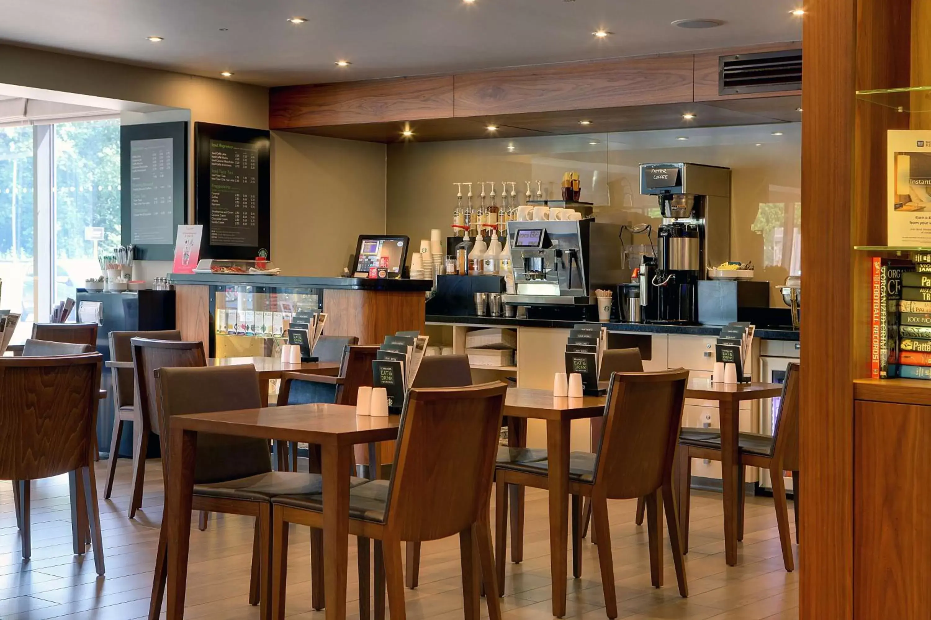 Lounge or bar, Restaurant/Places to Eat in Best Western Pontypool Metro Hotel