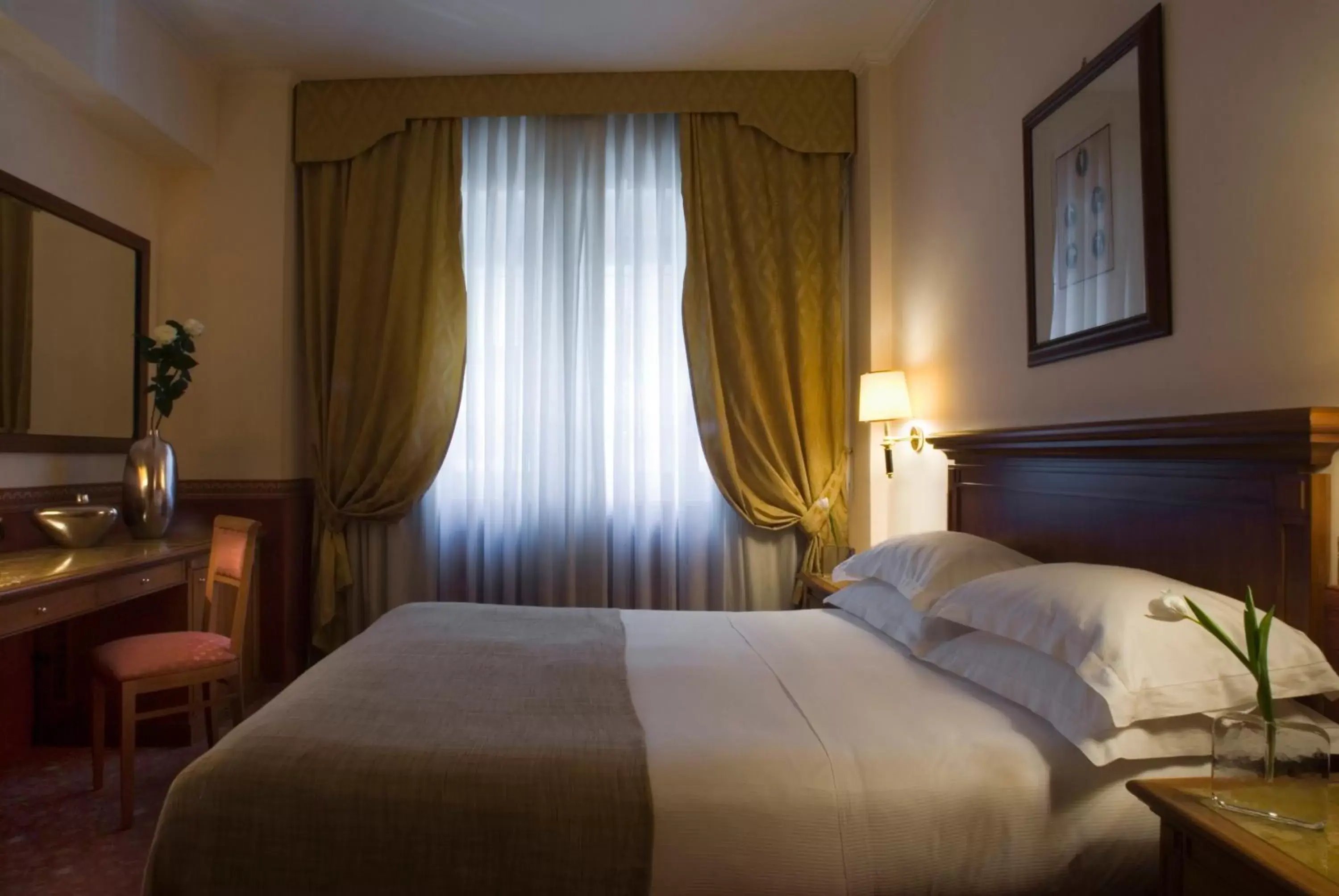 Bedroom, Bed in Starhotels Michelangelo Rome
