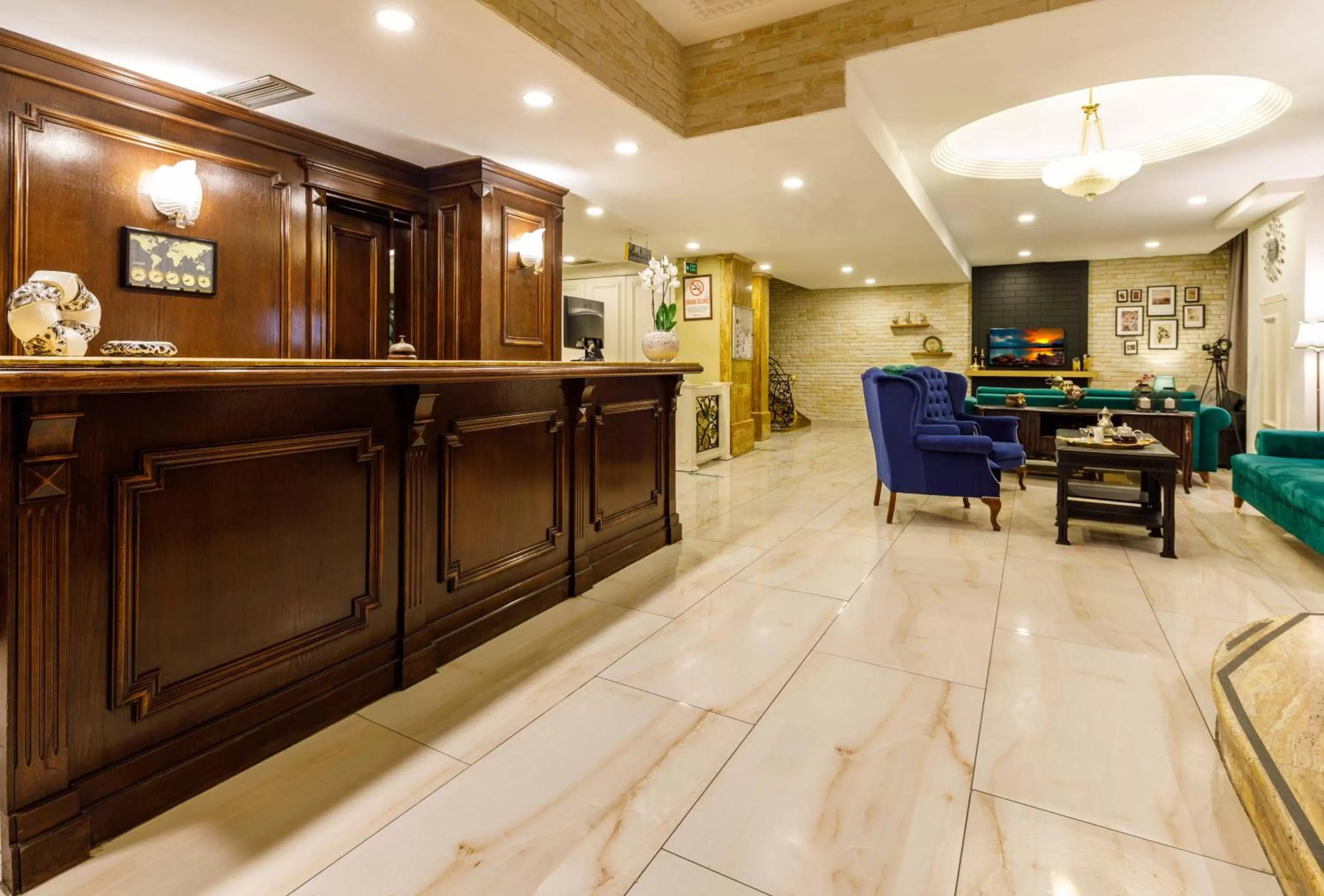 Lobby or reception in Golden Crown Hotel