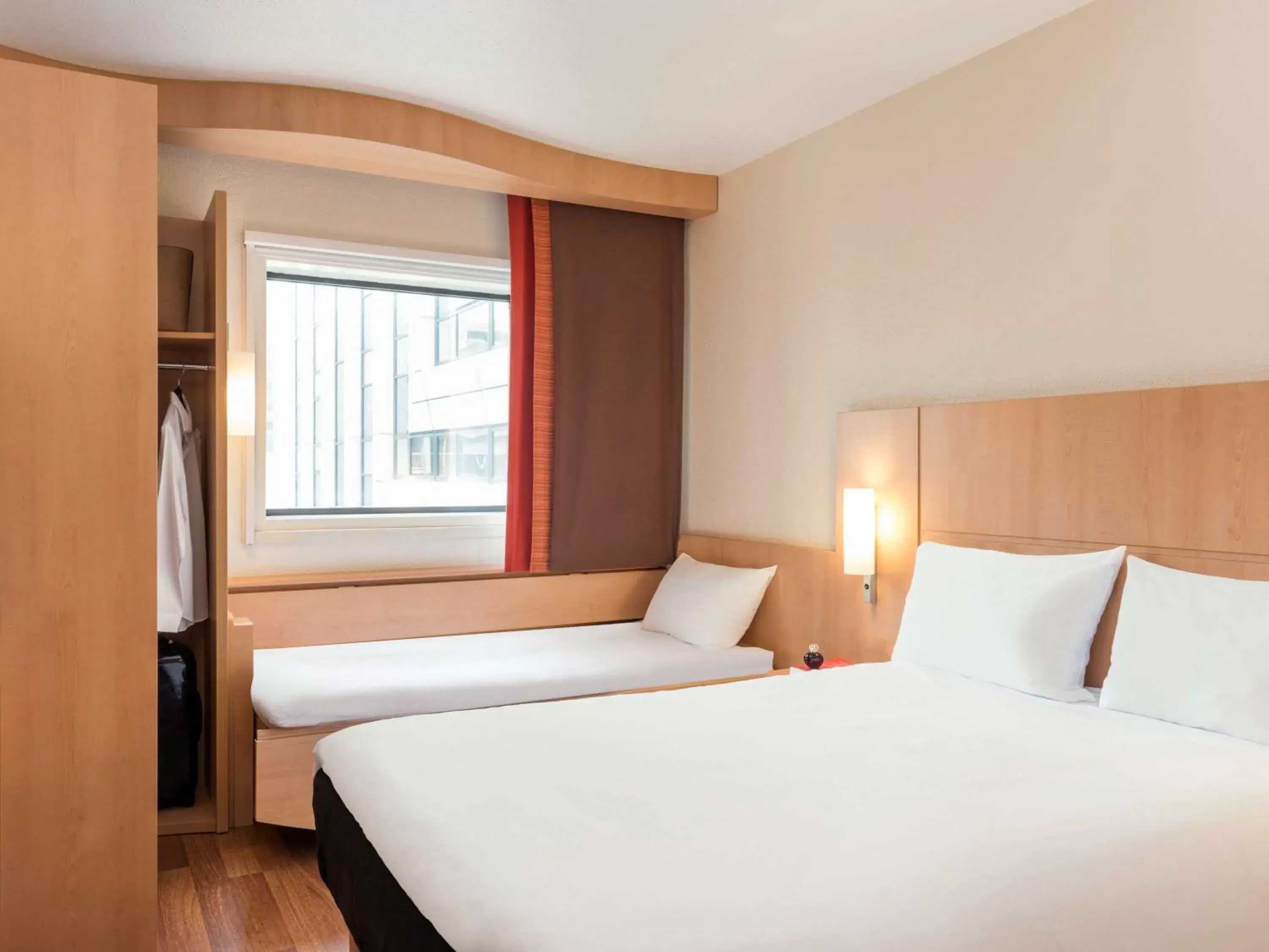 Photo of the whole room, Bed in ibis Bayonne Centre