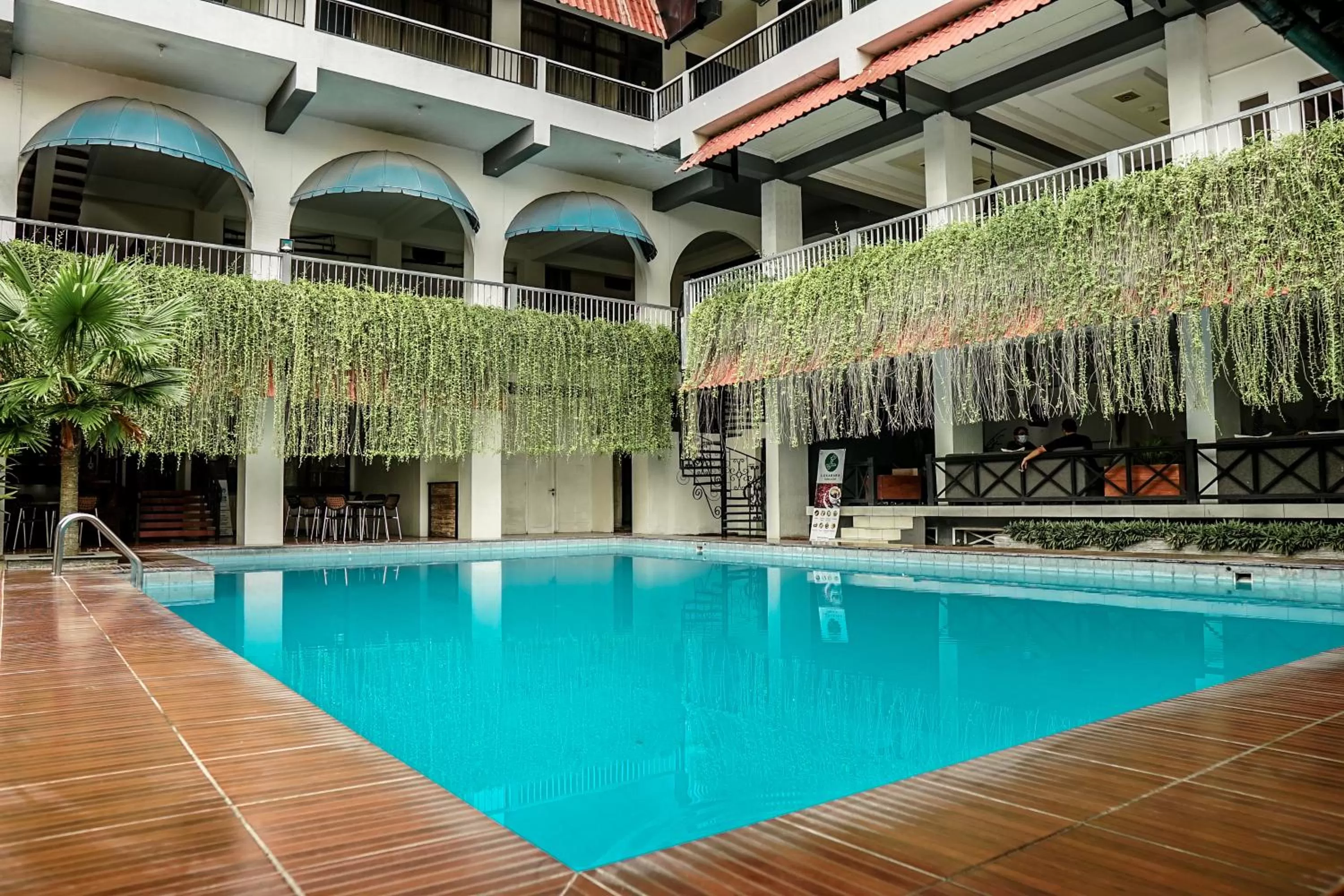 Swimming pool in Airlangga Hotel