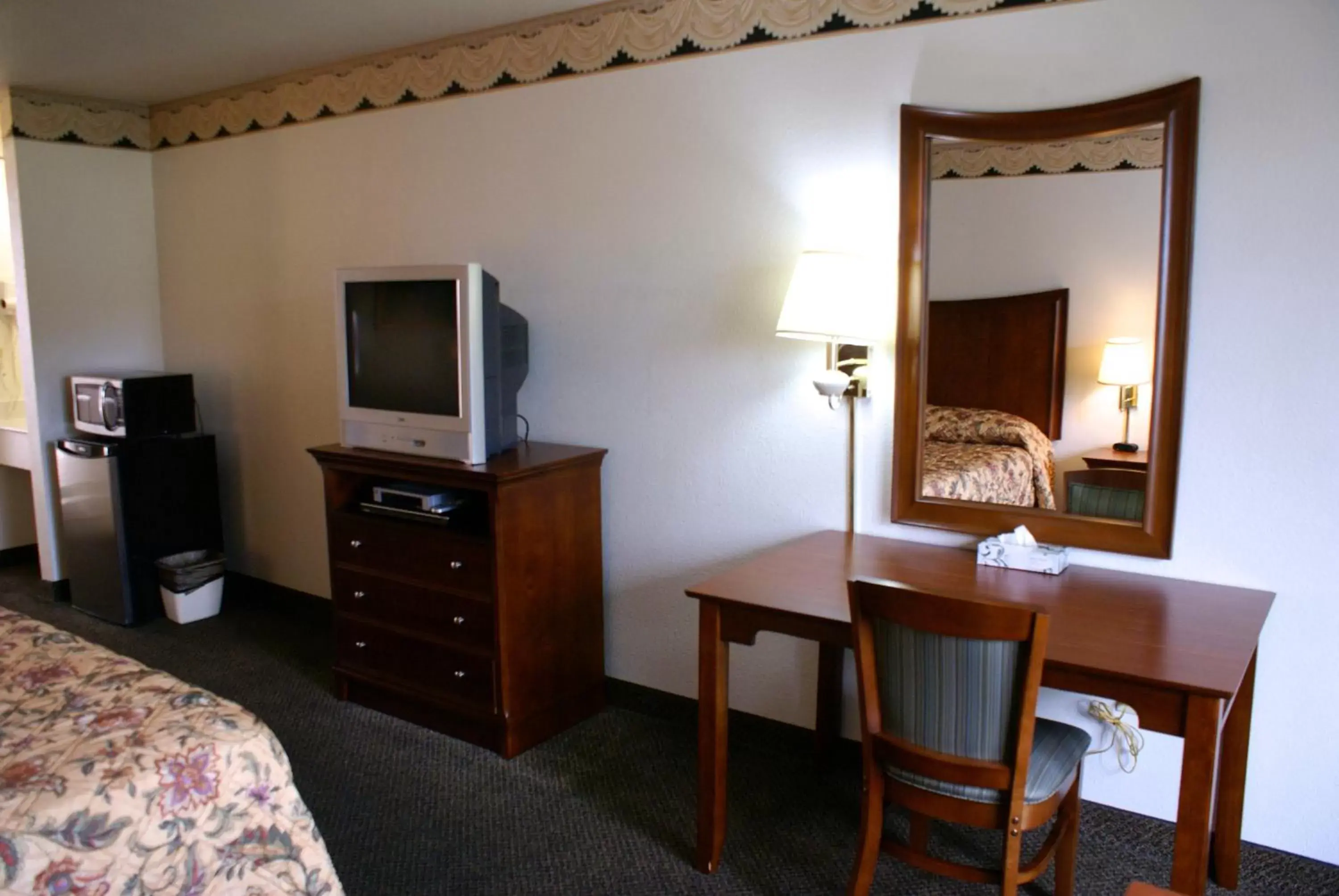 TV and multimedia, TV/Entertainment Center in Airport Inn