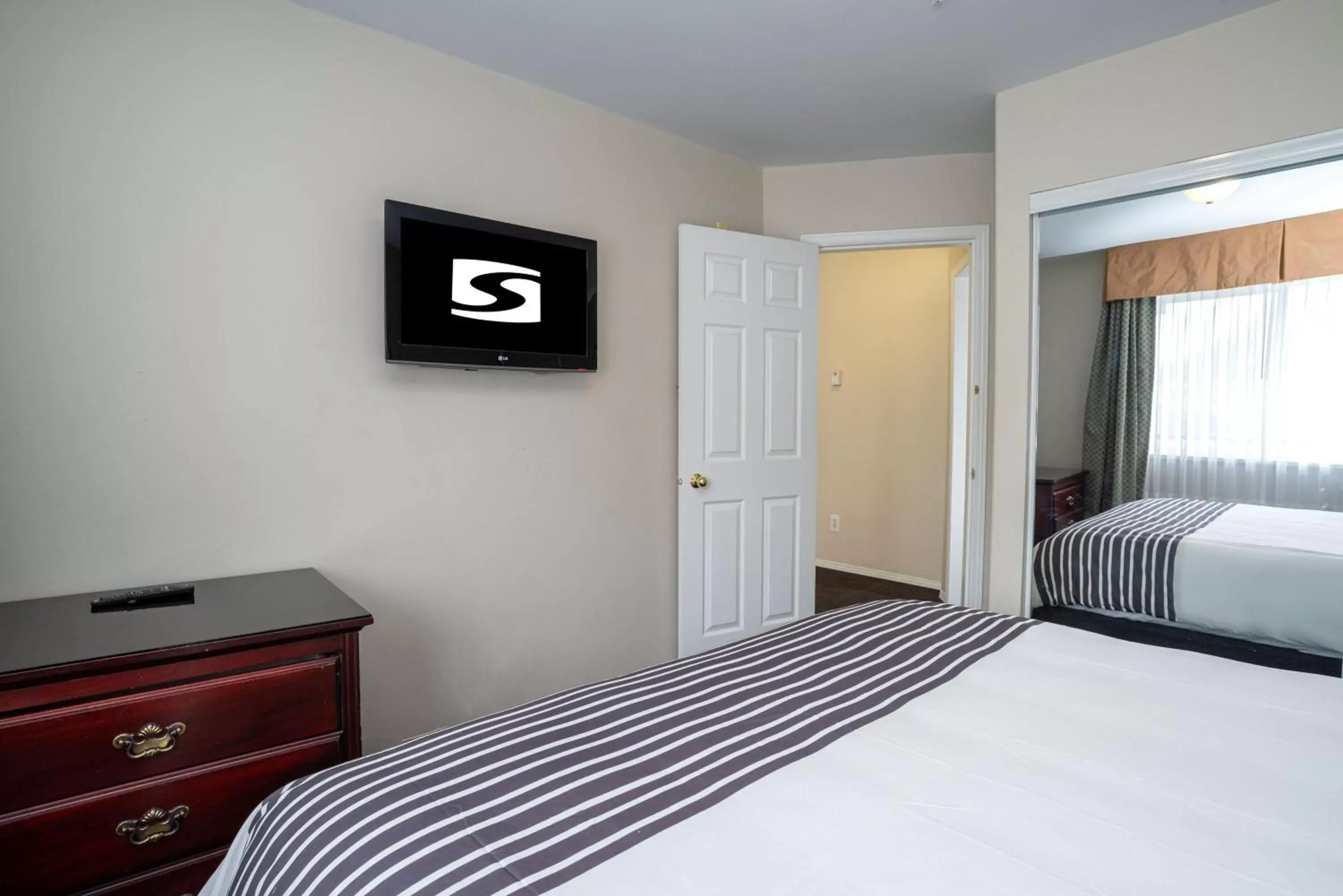 Photo of the whole room, Bed in Sandman Hotel & Suites Williams Lake