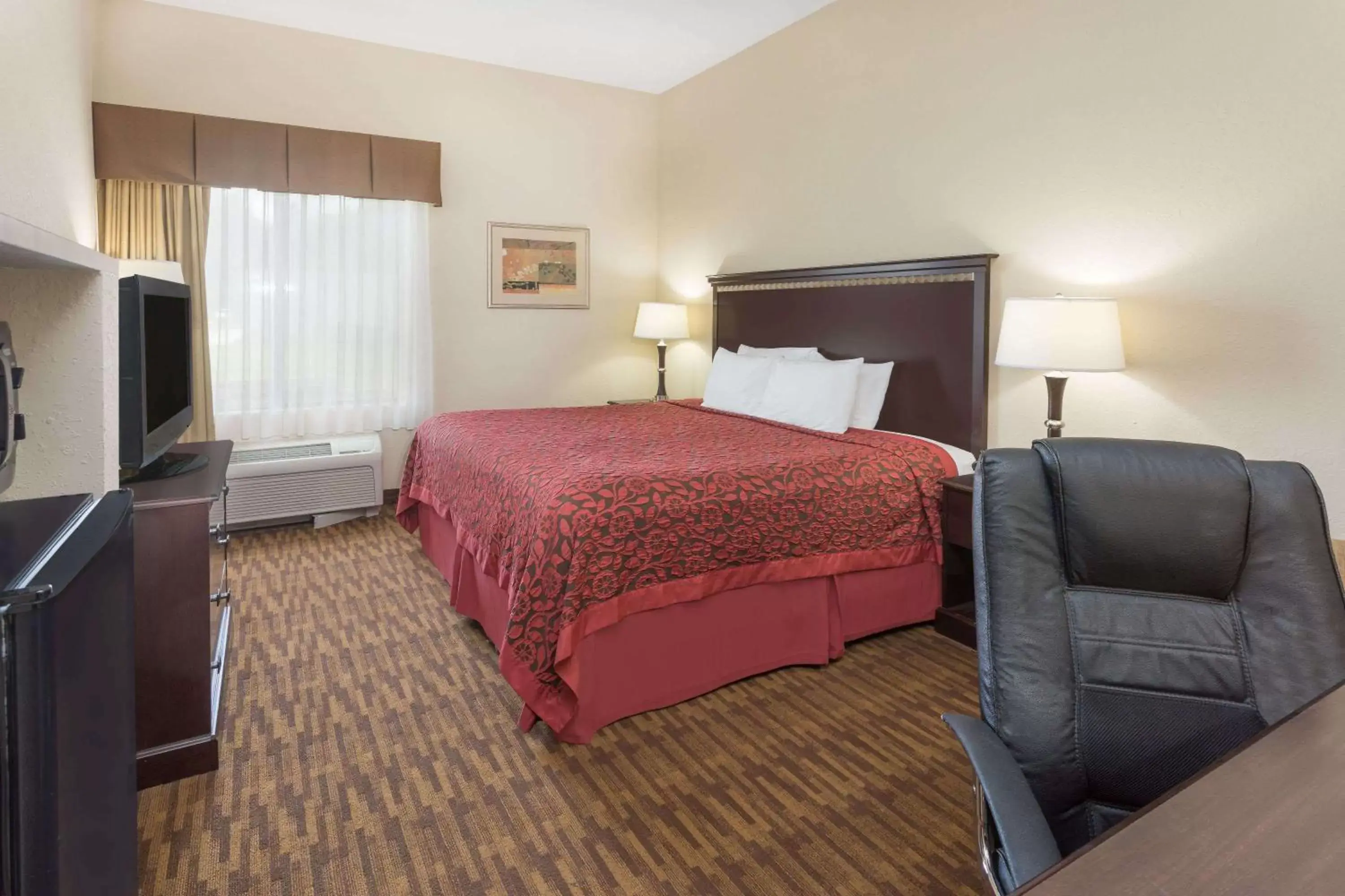 Photo of the whole room, Bed in Days Inn by Wyndham Semmes Mobile