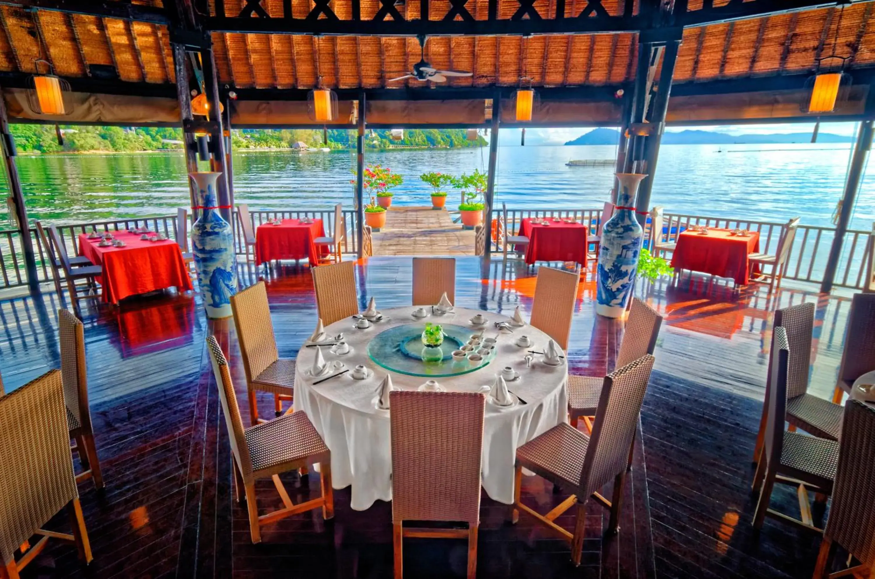 Restaurant/Places to Eat in Gayana Marine Resort