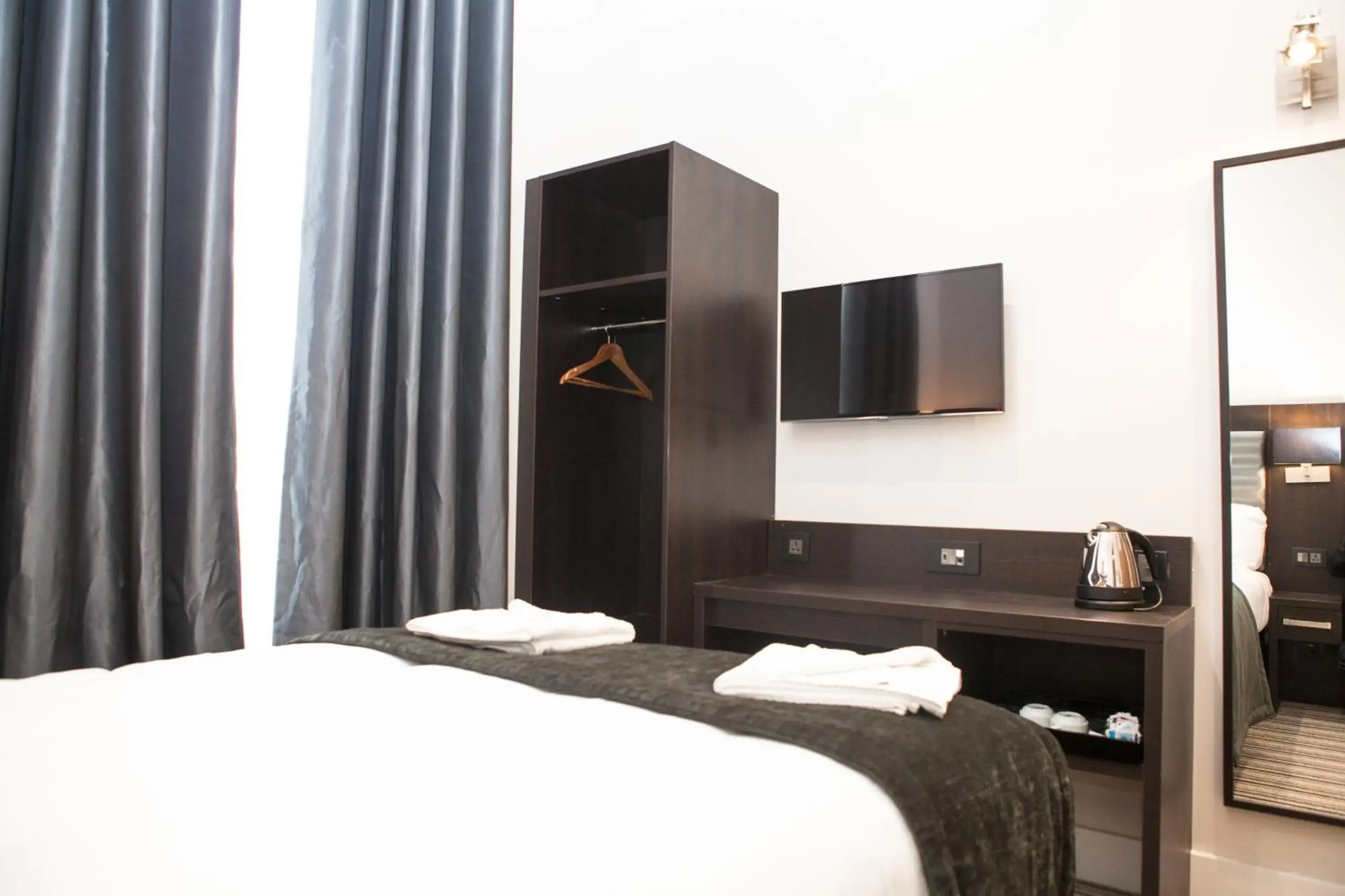 Photo of the whole room, Bed in The Tudor Inn Hotel Photo of the whole room, Bed in The Tudor Inn Hotel