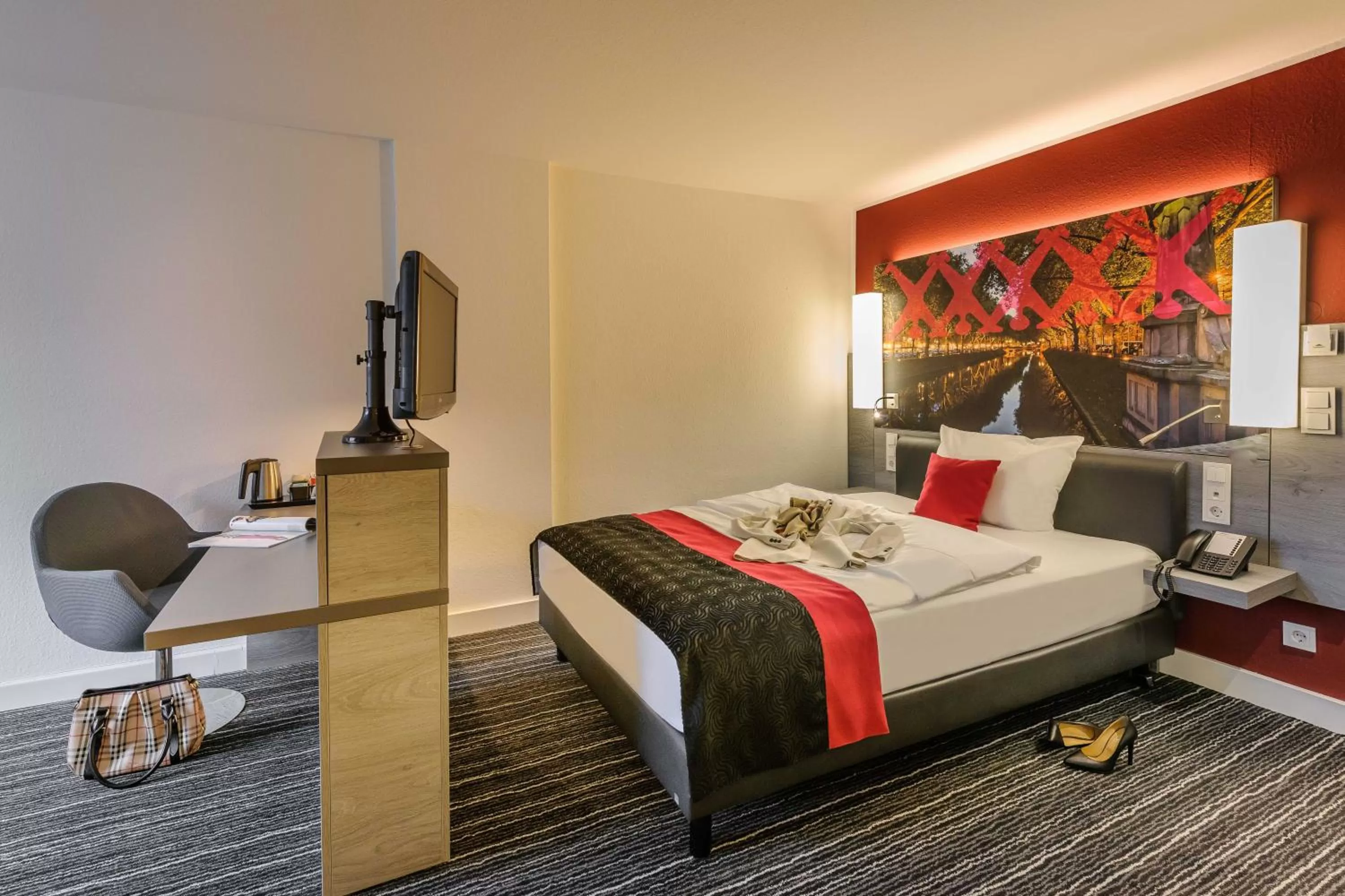 Photo of the whole room, Bed in Mercure Hotel Düsseldorf Zentrum