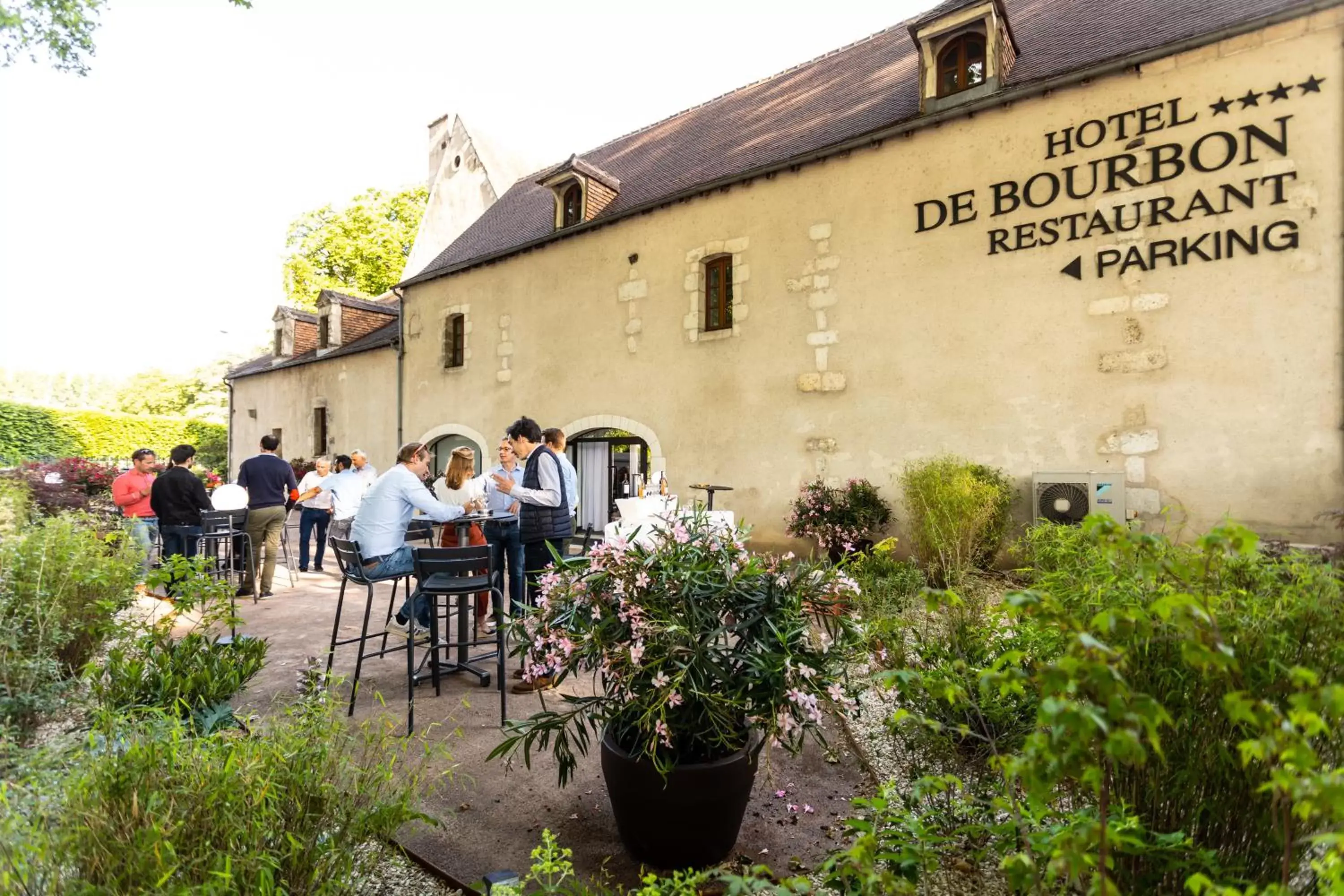 Patio, Restaurant/Places to Eat in Hotel De Bourbon Grand Hotel Mercure Bourges