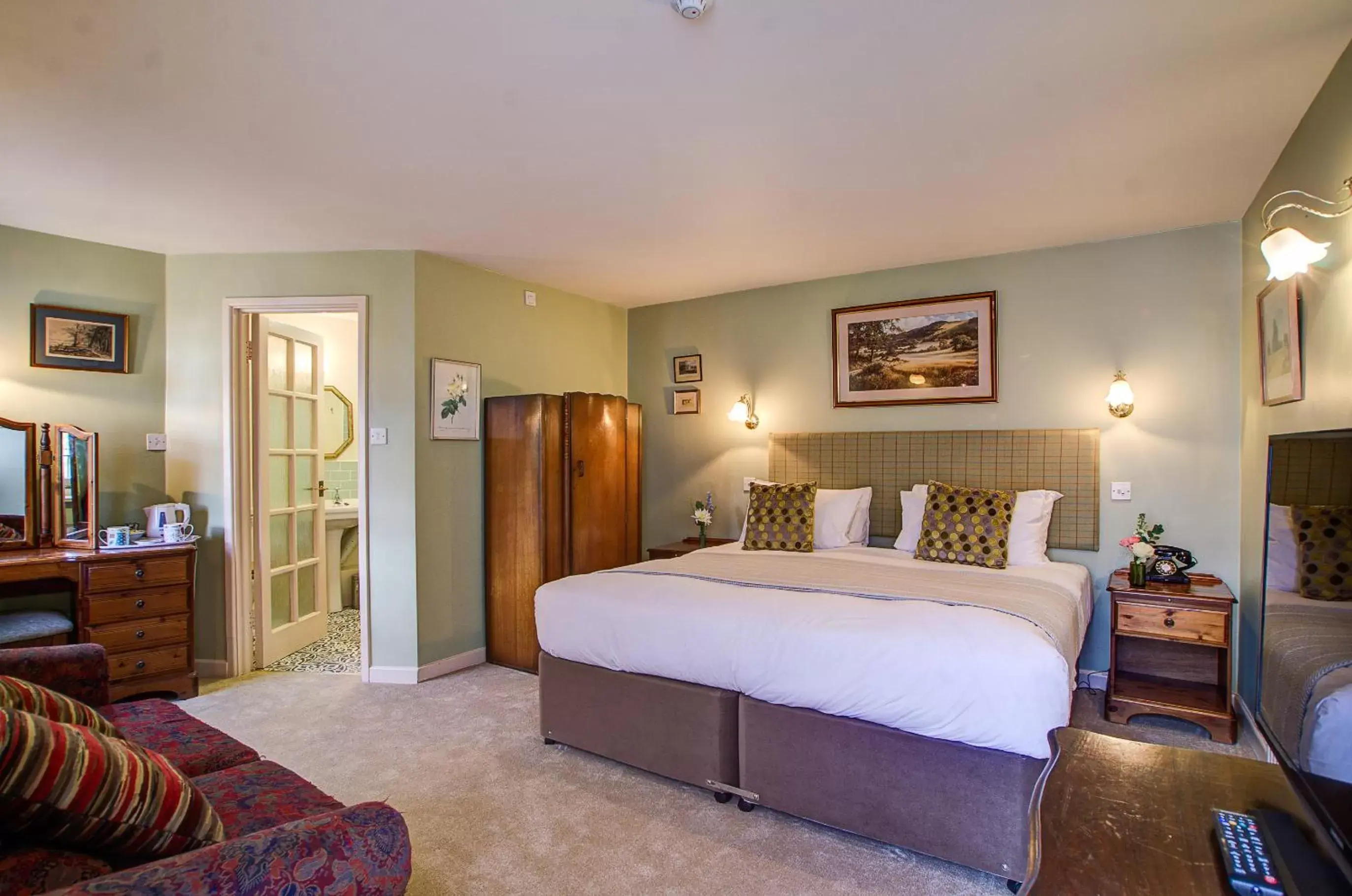 Photo of the whole room, Bed in White Hart Inn