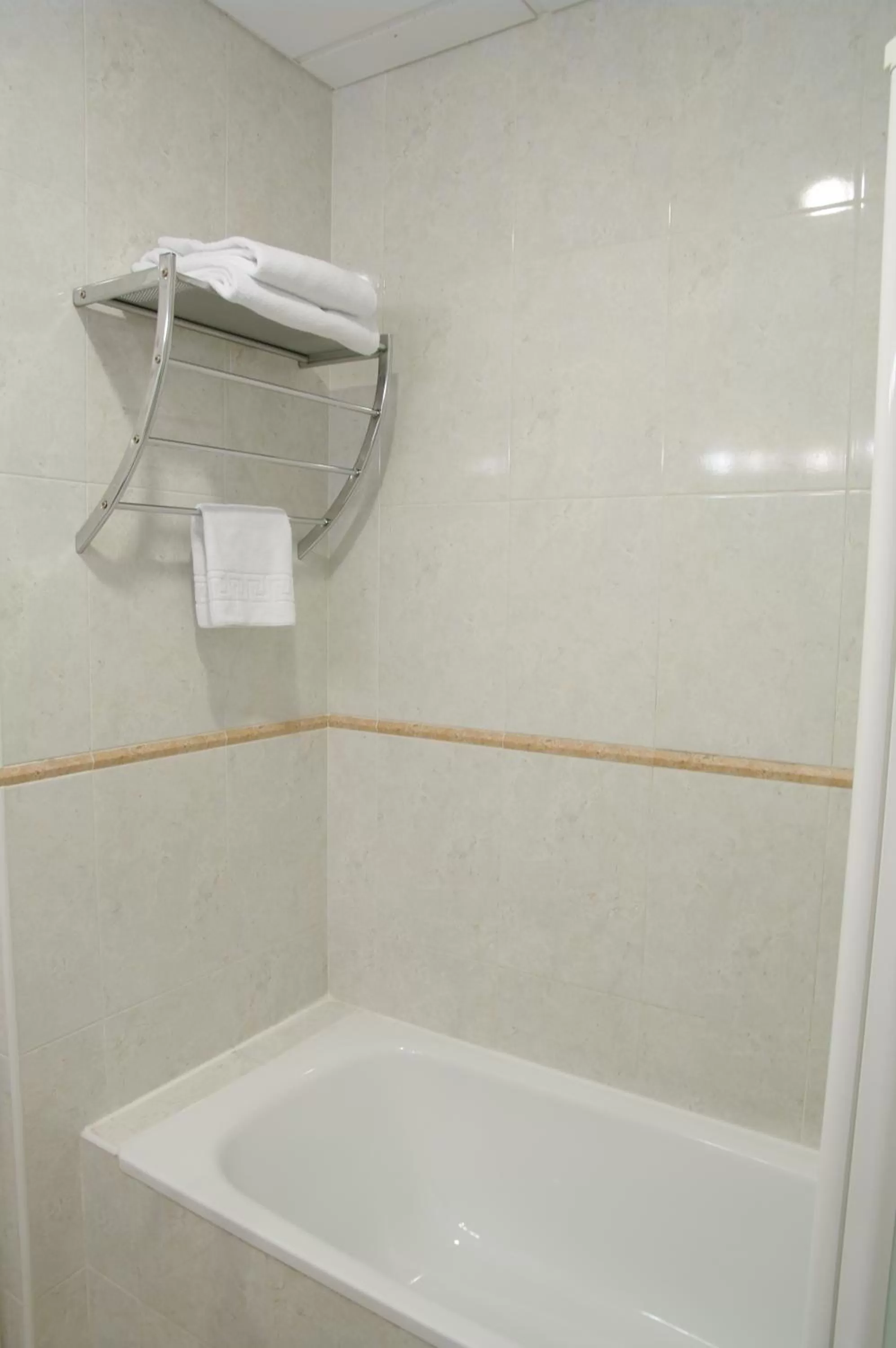 Bathroom in Hotel Barajas Plaza