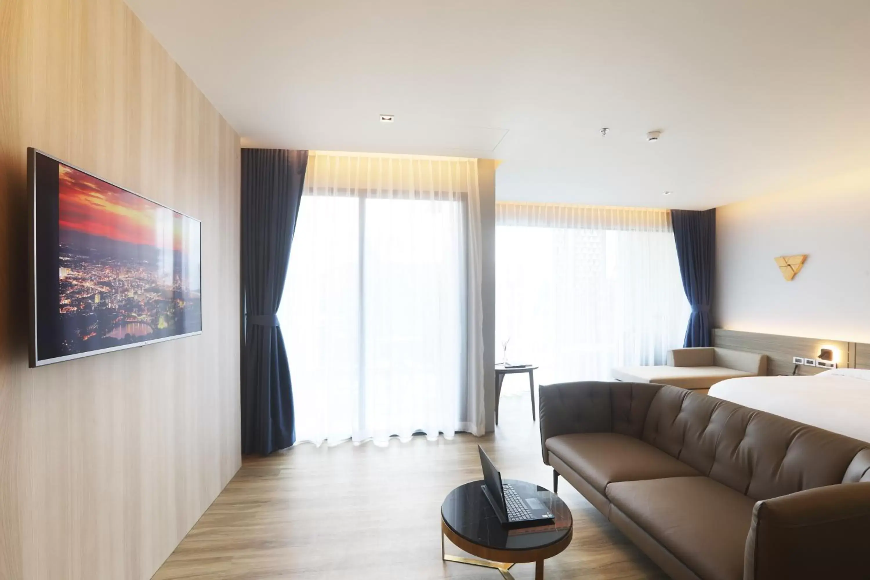 TV and multimedia, Seating Area in The Signature Hotel Airport