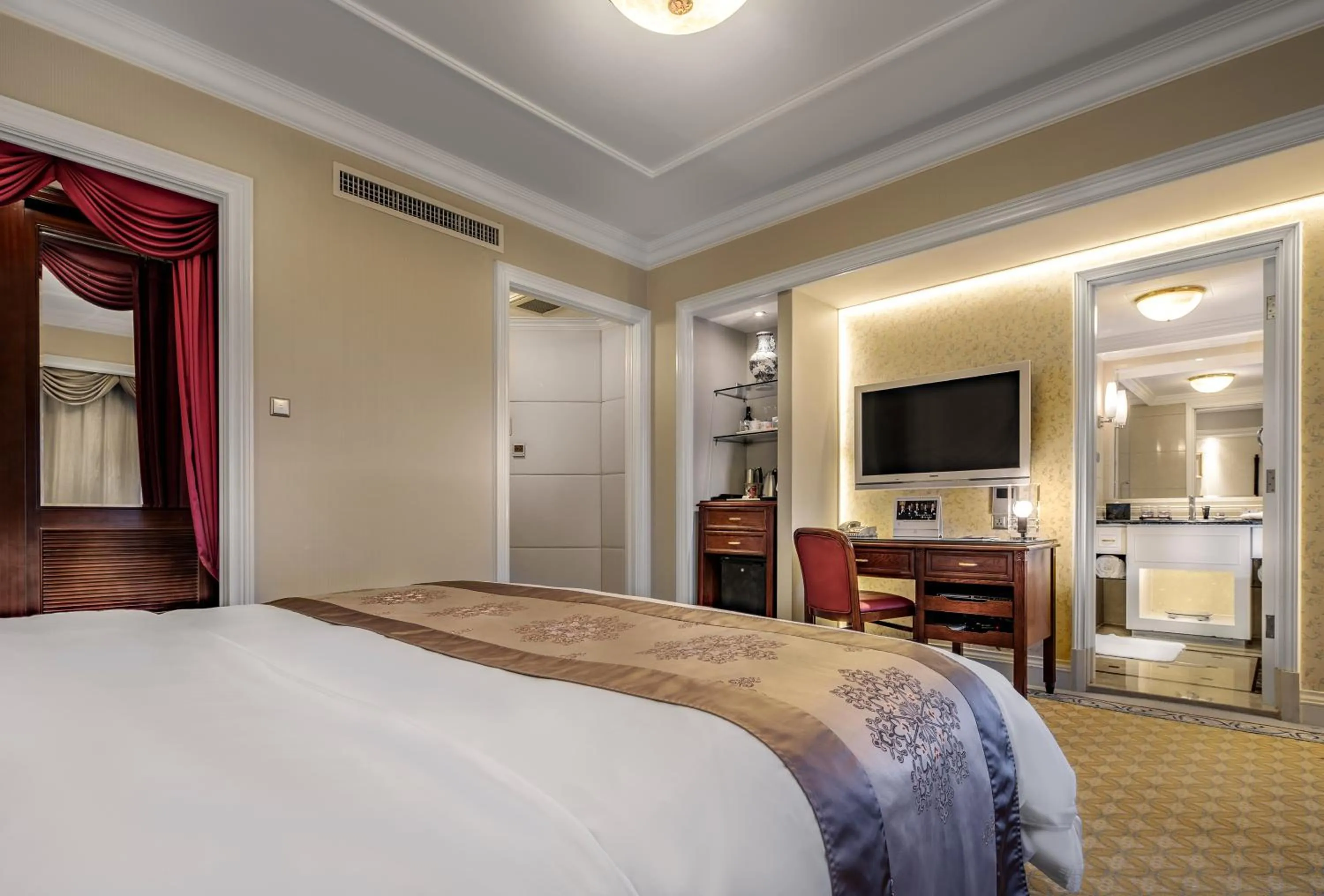 TV and multimedia, Bed in Green Lake Hotel