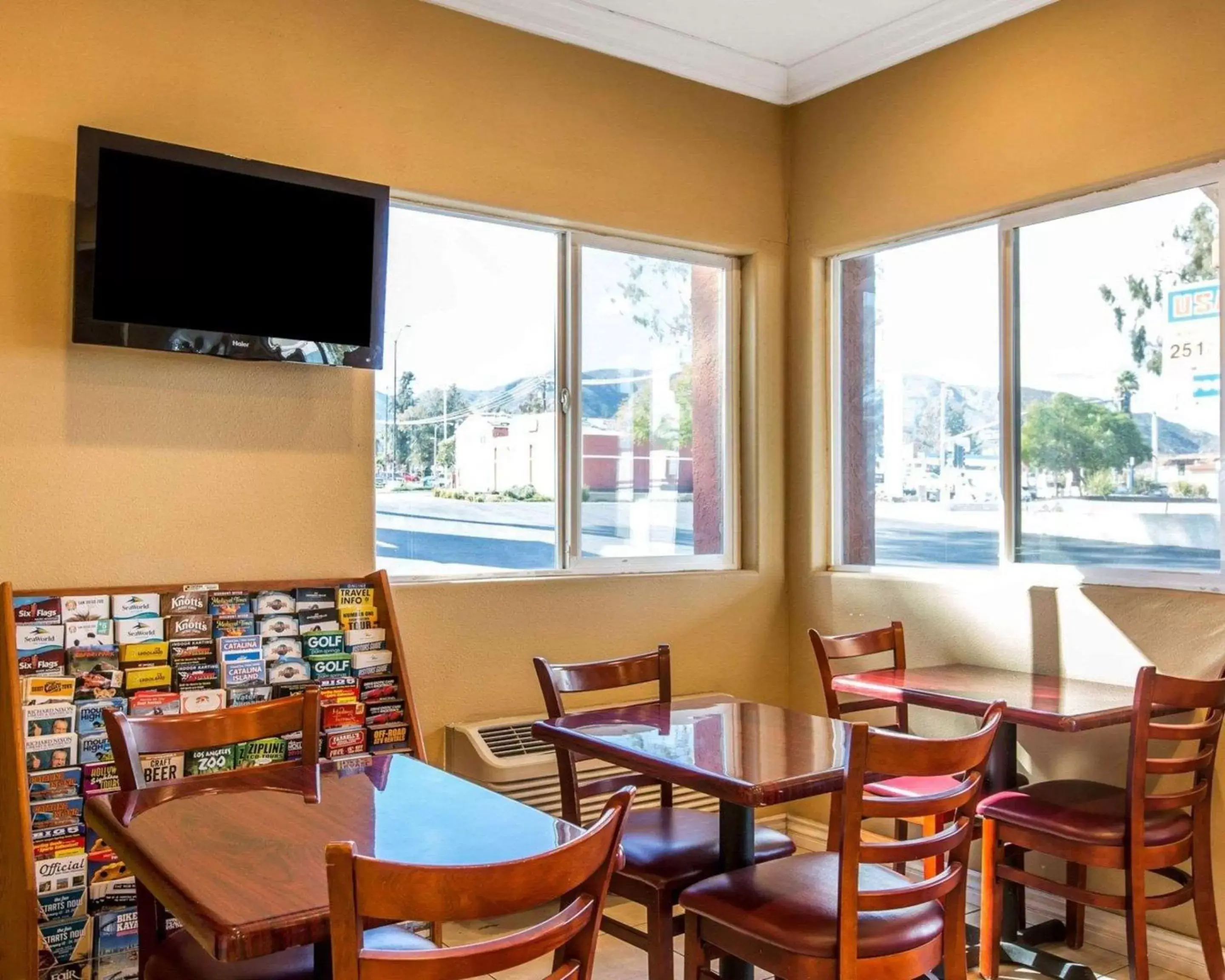 Restaurant/places to eat in Rodeway Inn & Suites Corona Restaurant/places to eat in Rodeway Inn & Suites Corona