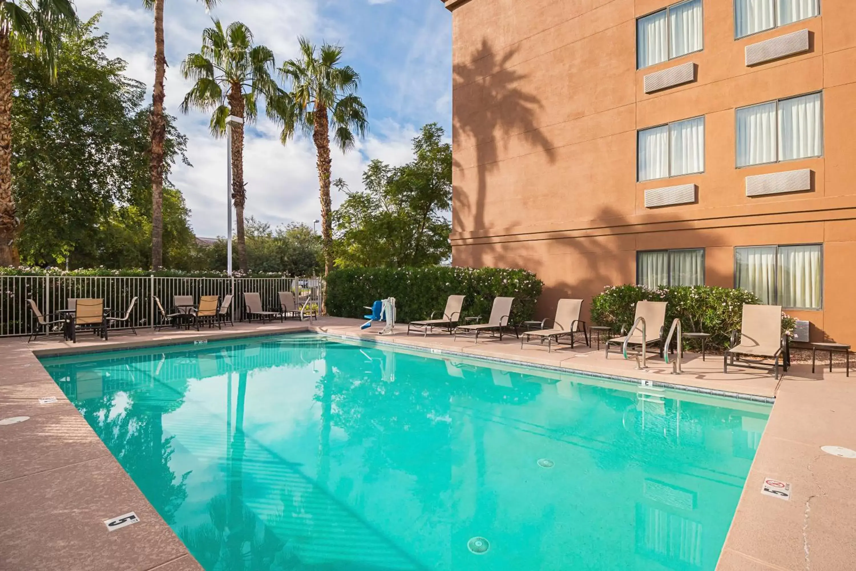 Swimming pool, Property Building in Red Roof Inn PLUS + Phoenix West