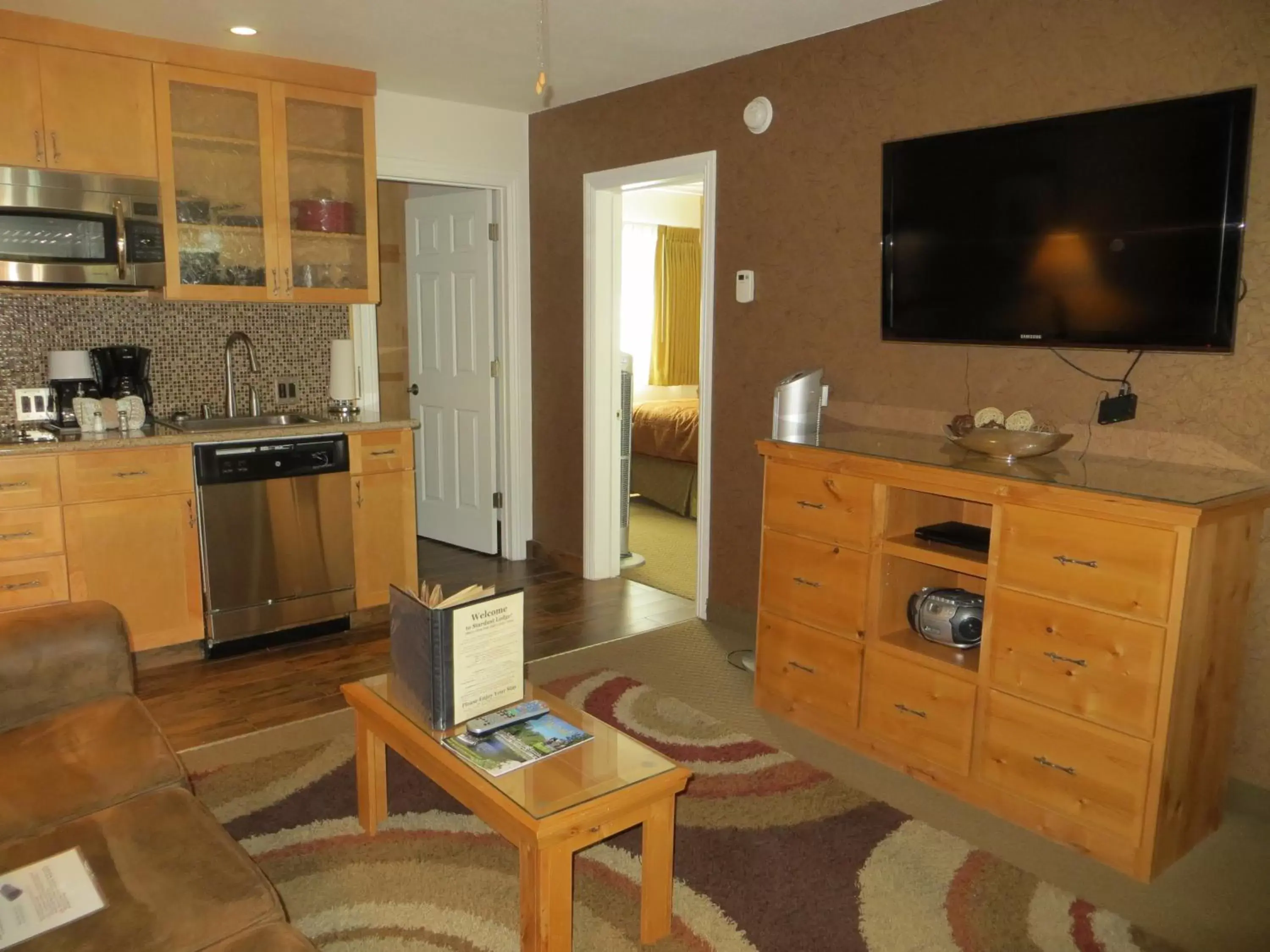 Living room, TV/Entertainment Center in Stardust Lodge