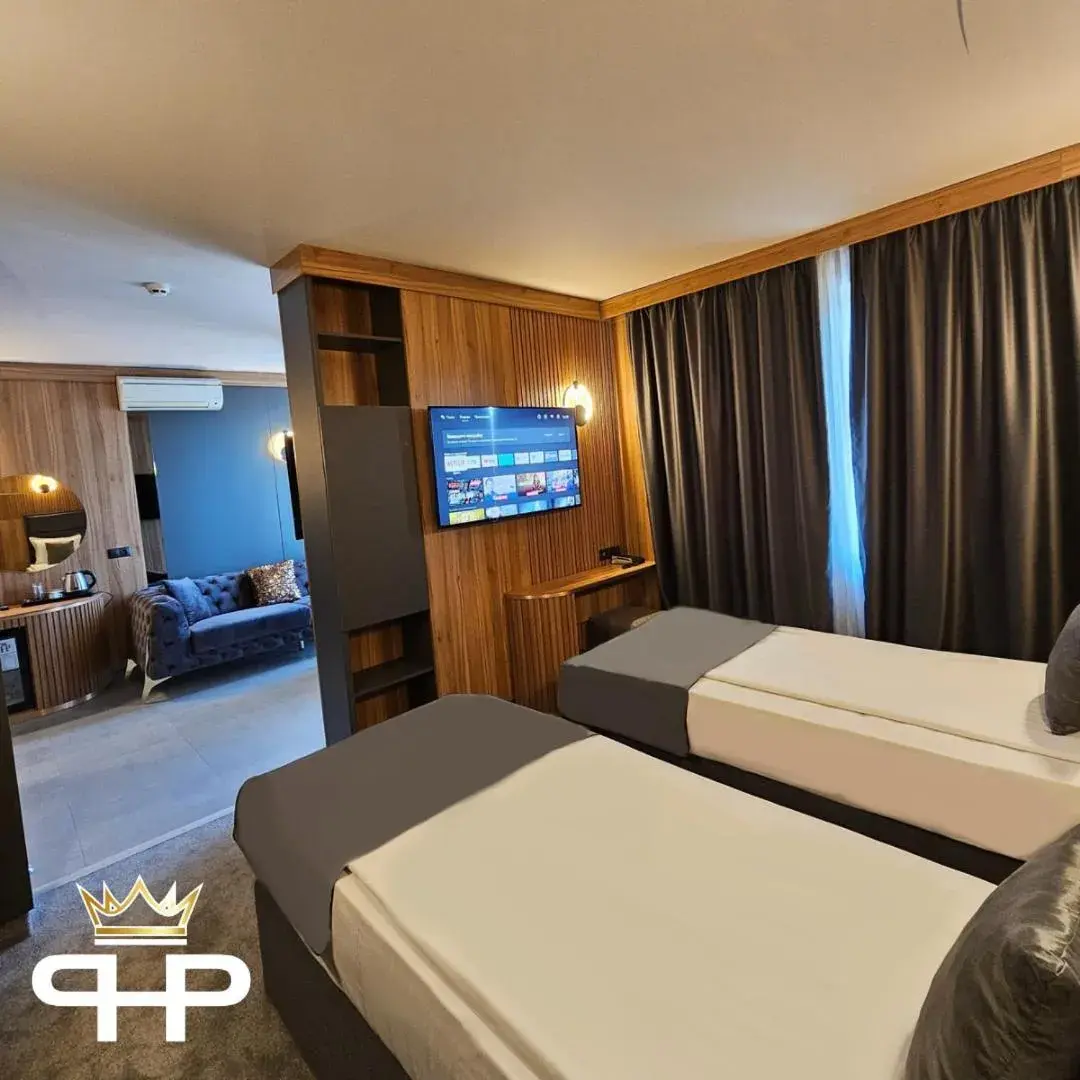 Communal lounge/ TV room, Bed in Park Hotel Plovdiv