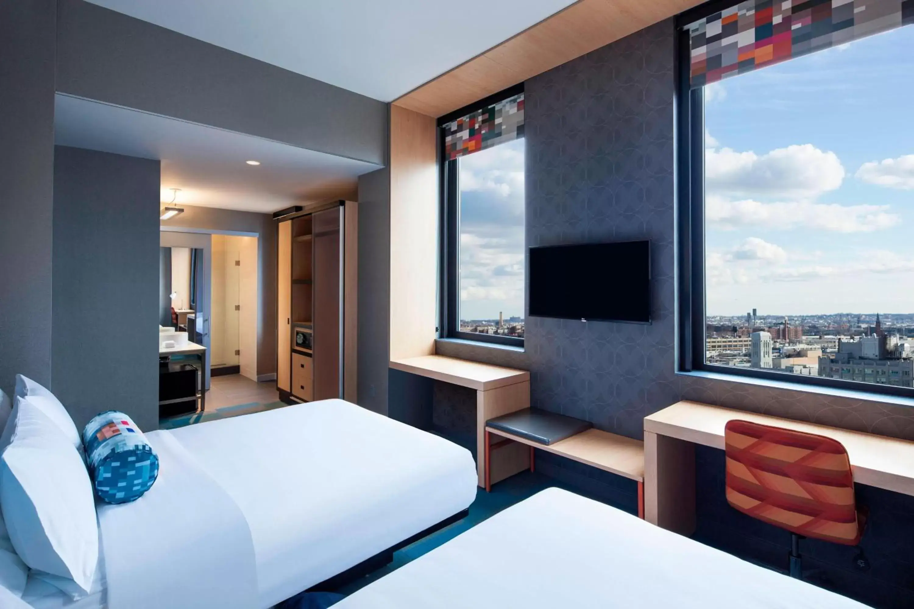 Photo of the whole room, Bed in Aloft Long Island City-Manhattan View