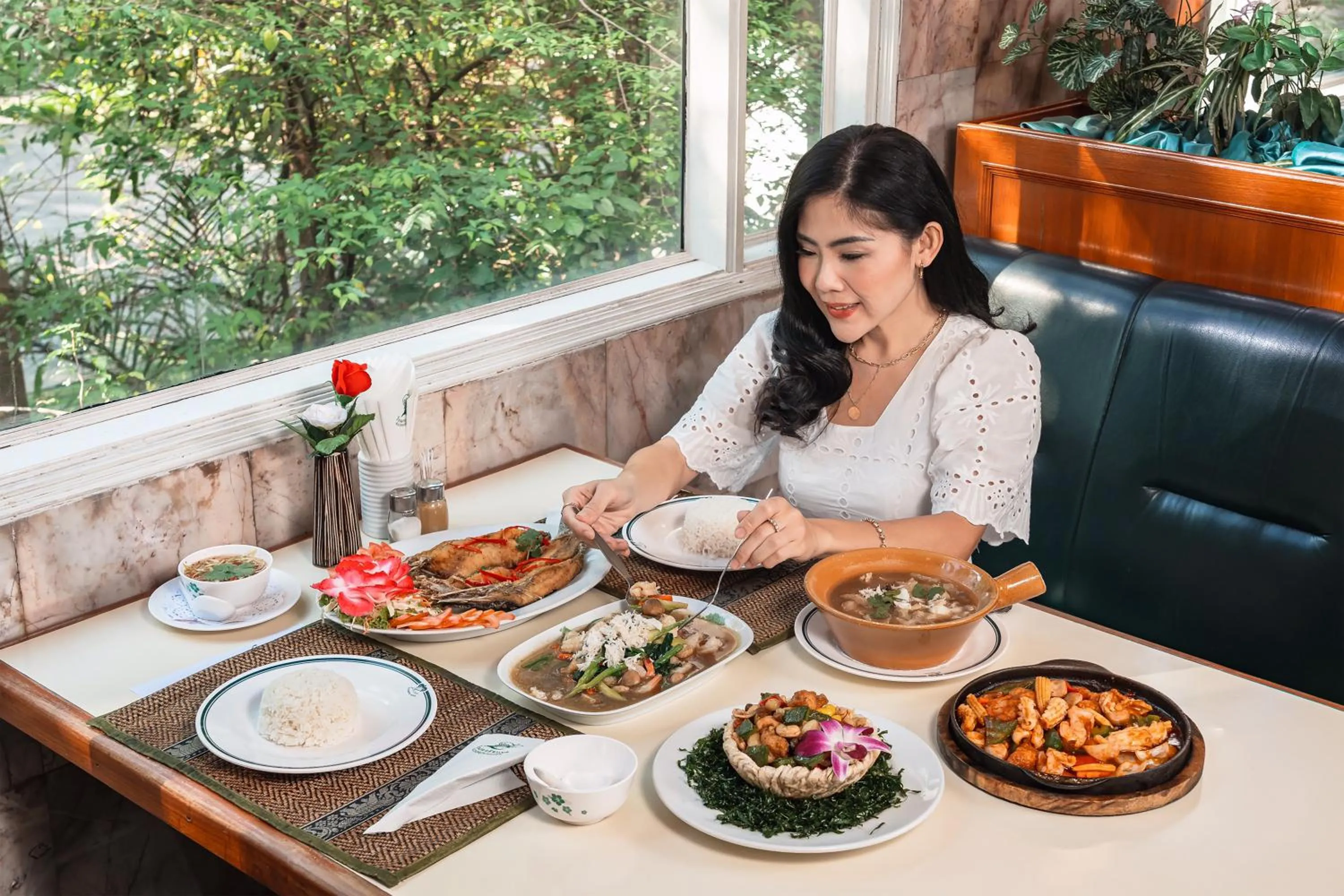 Restaurant/places to eat in Elizabeth Hotel