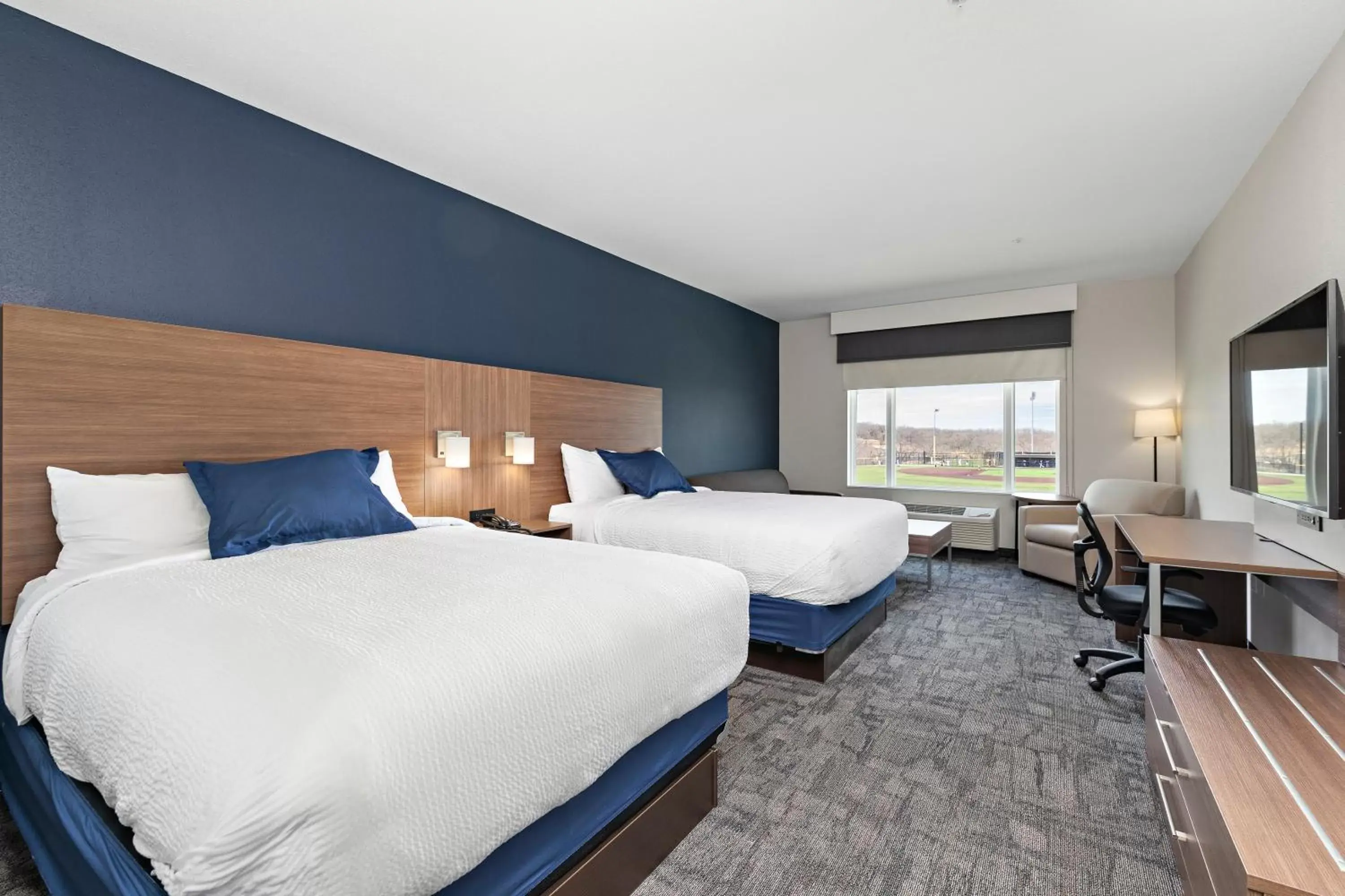 Bed in Holiday Inn Express Kansas City North Parkville, an IHG Hotel