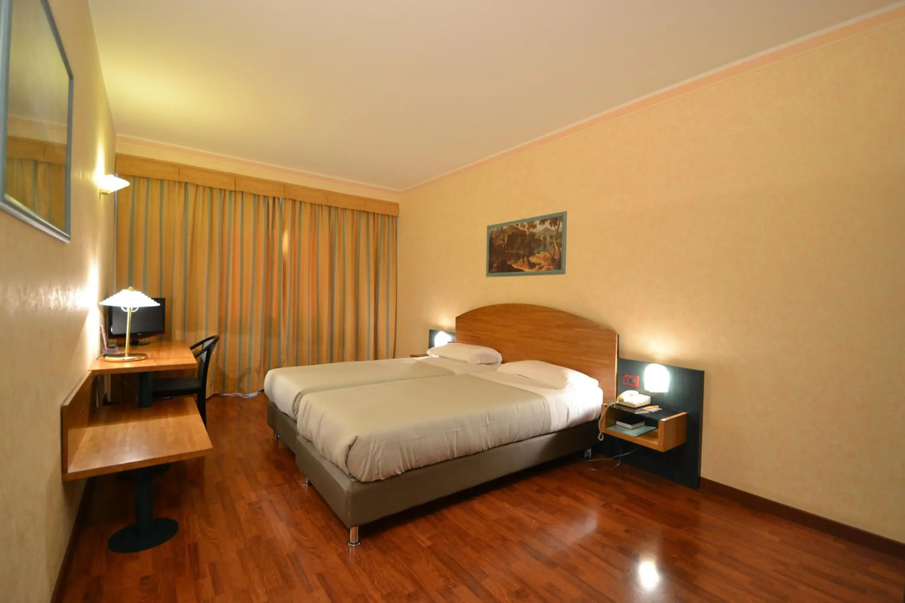 Bedroom, Bed in Sun Hotel