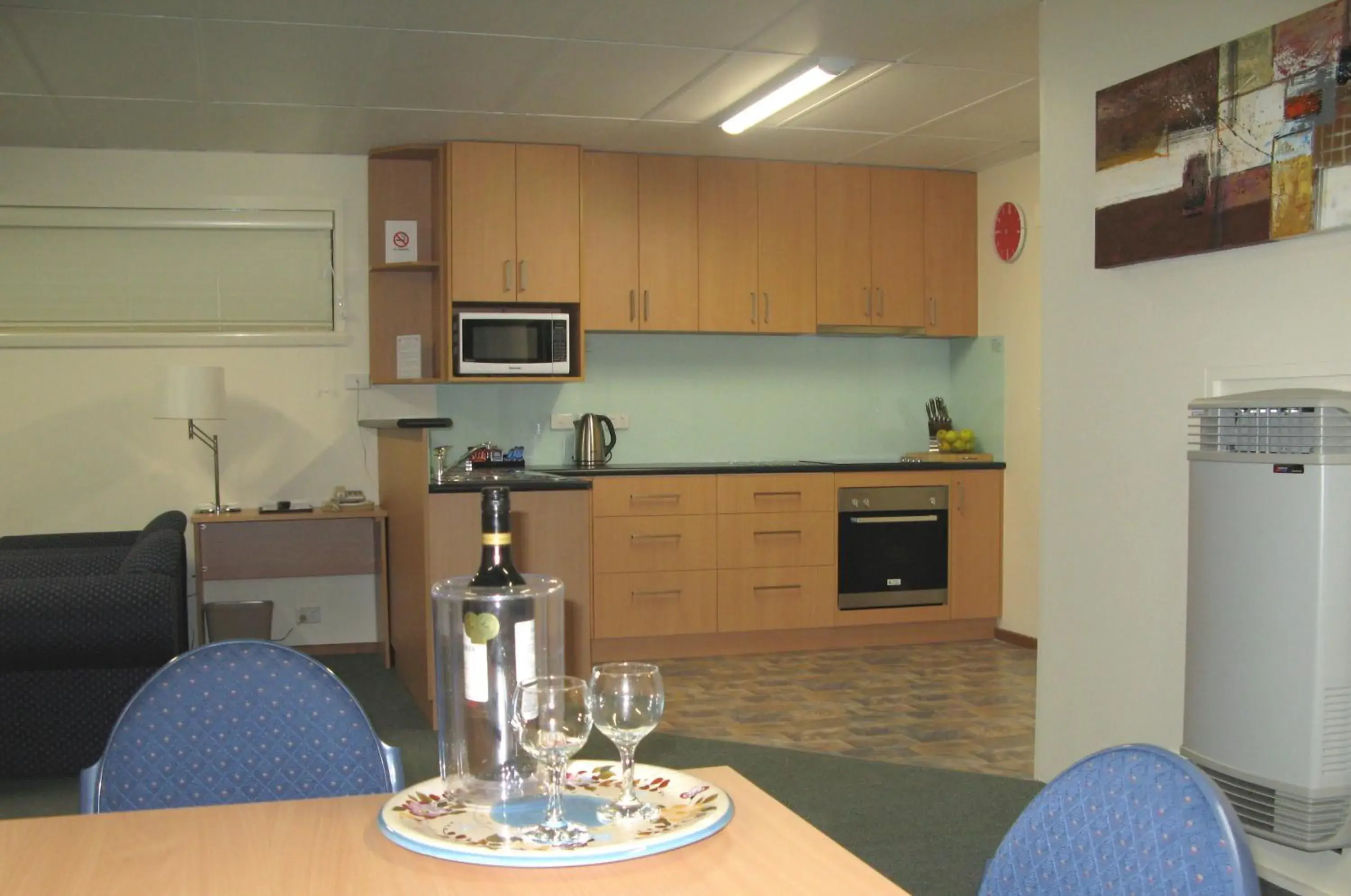 Photo of the whole room, Kitchen/Kitchenette in Barclay Motor Inn