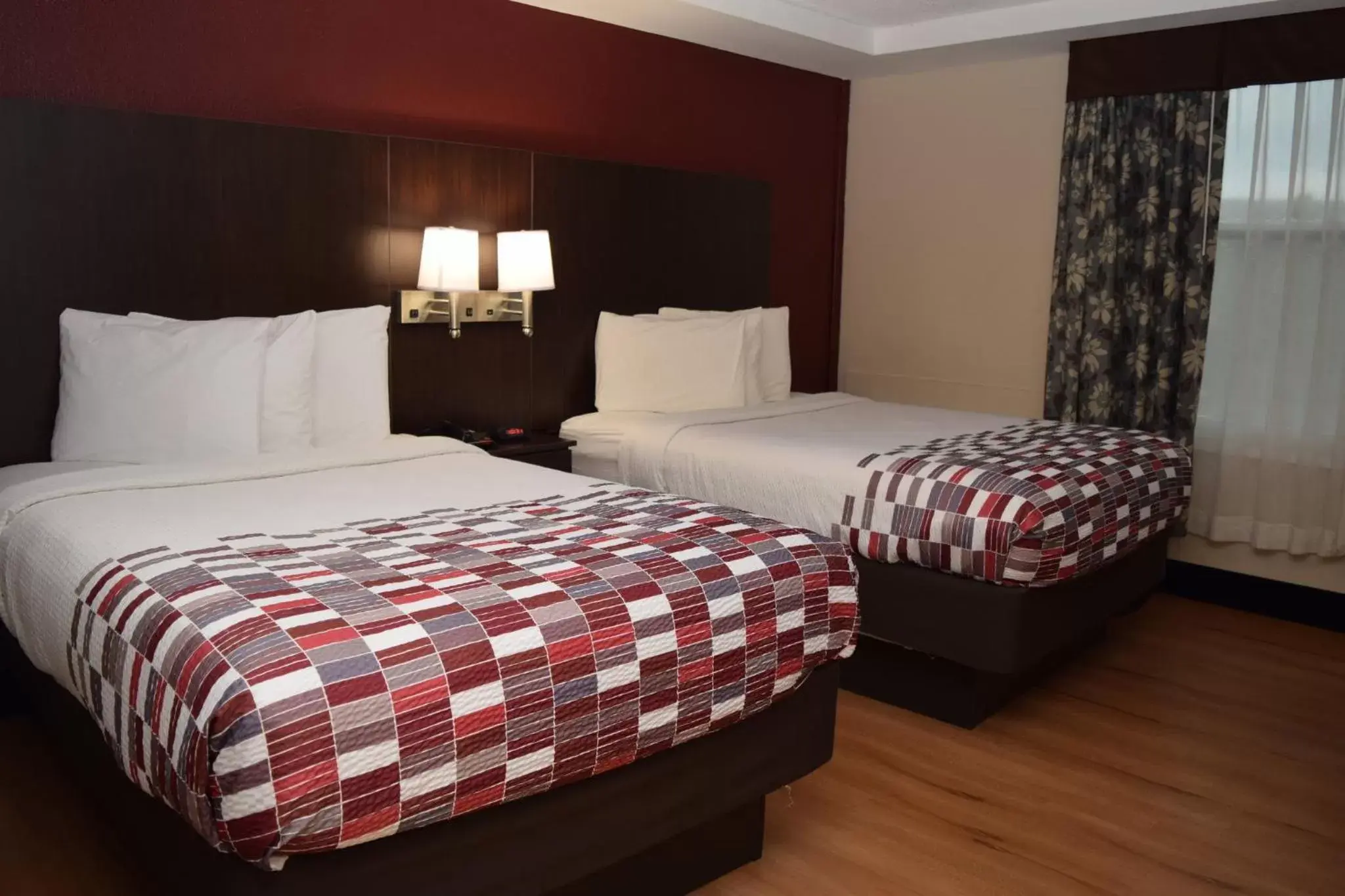 Photo of the whole room, Bed in Red Roof Inn Batavia