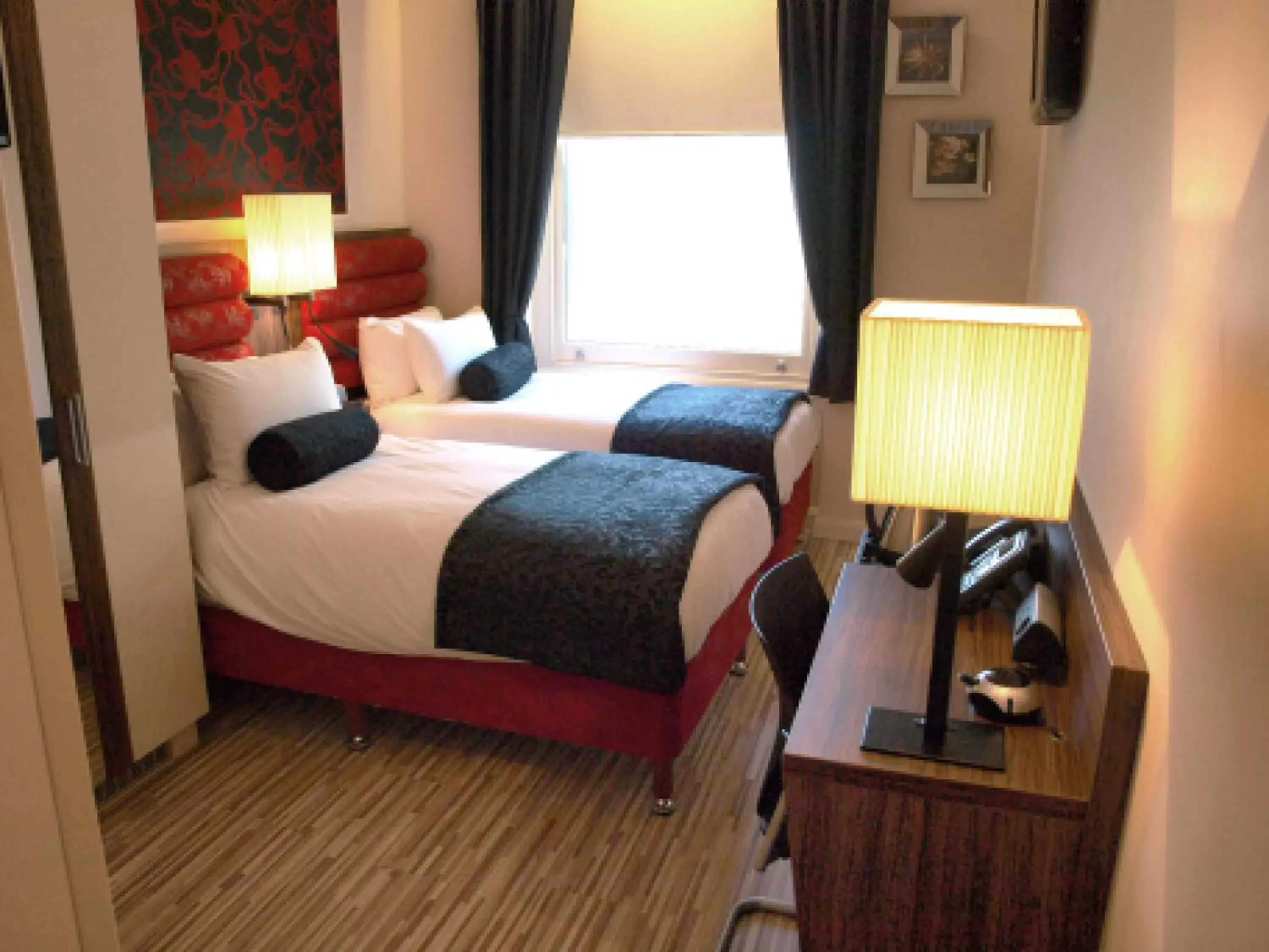 Bedroom, Bed in Simply Rooms & Suites