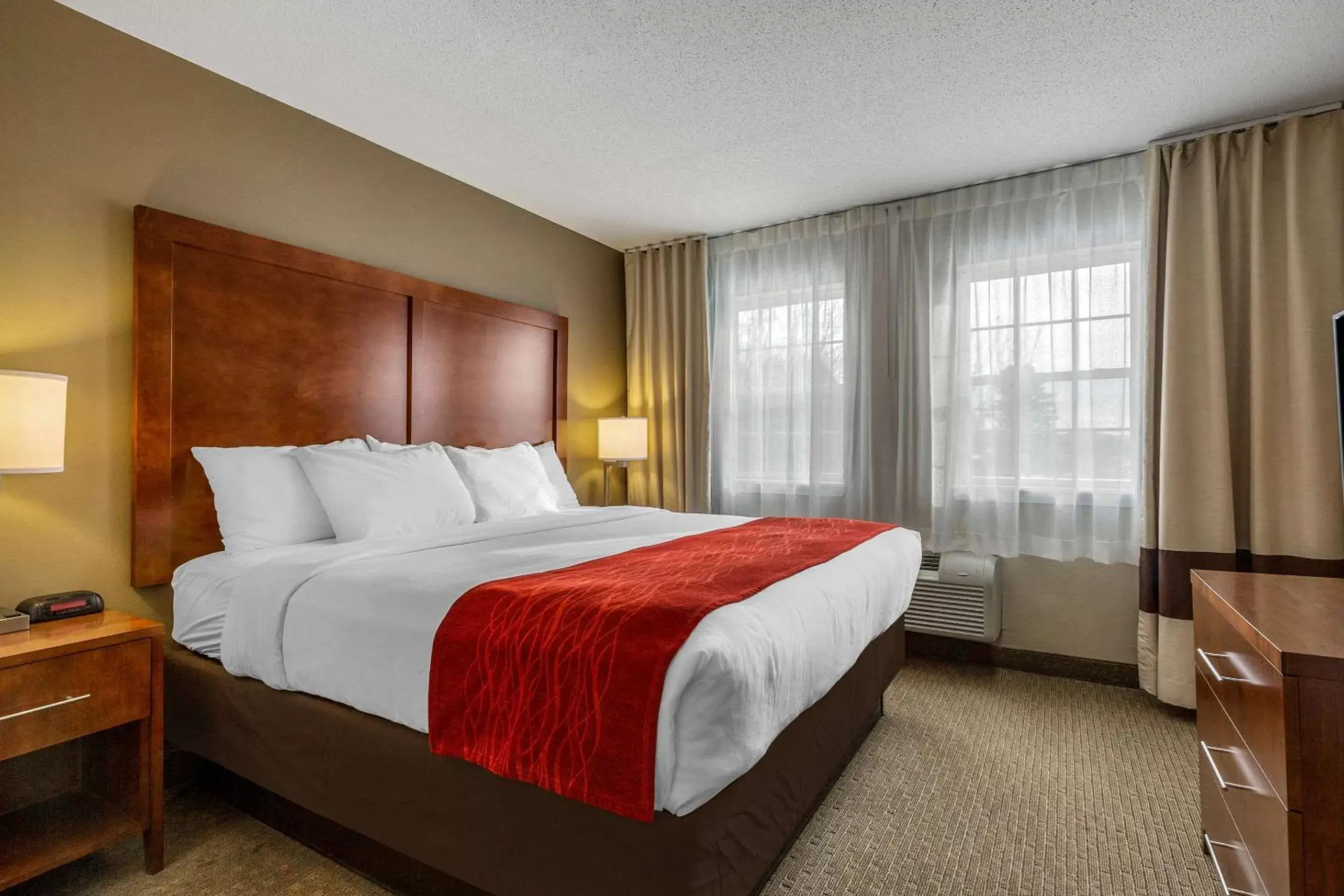 Photo of the whole room, Bed in Comfort Inn & Suites