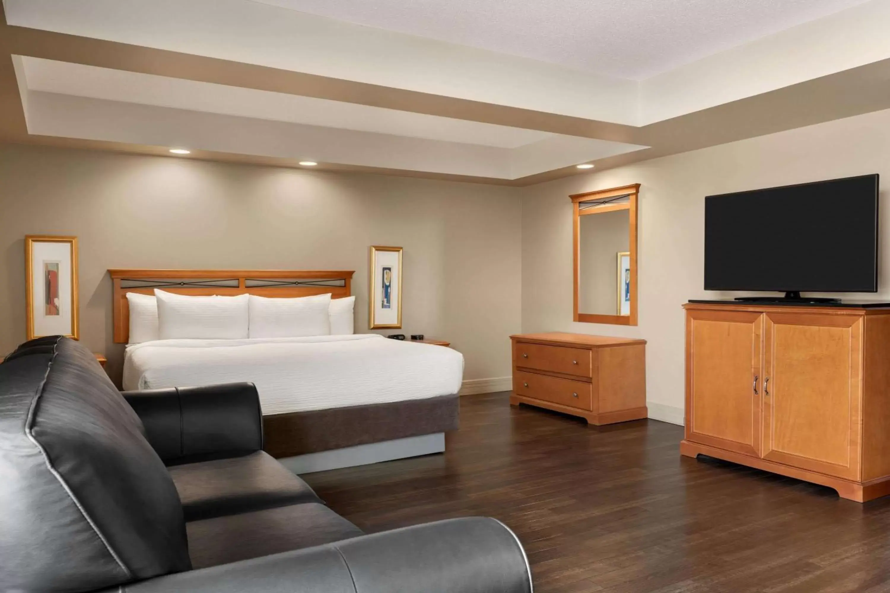 Photo of the whole room, Bed in Royal Hotel Calgary, Trademark Collection by Wyndham