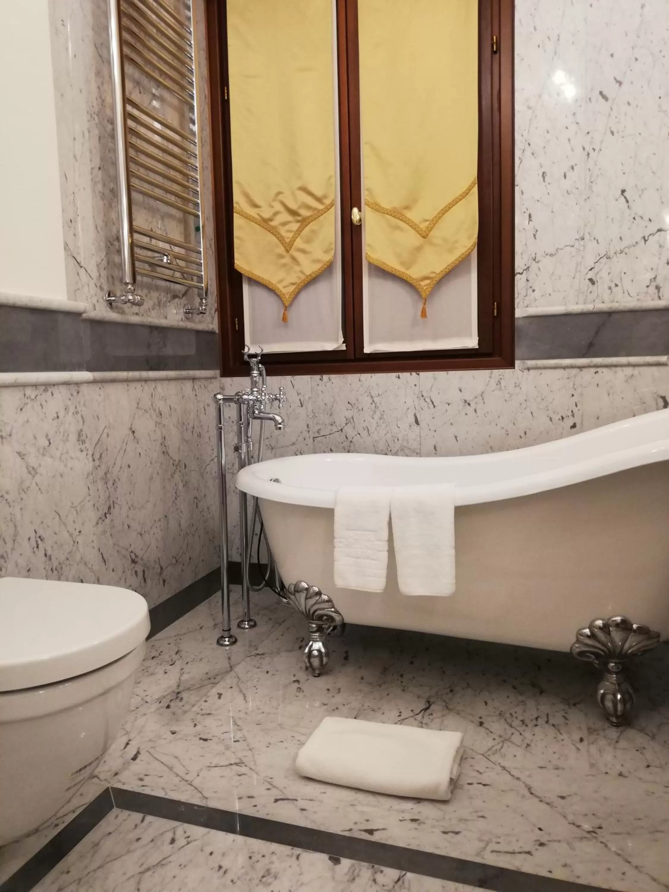 Bathroom in Ca' Bonfadini Historic Experience