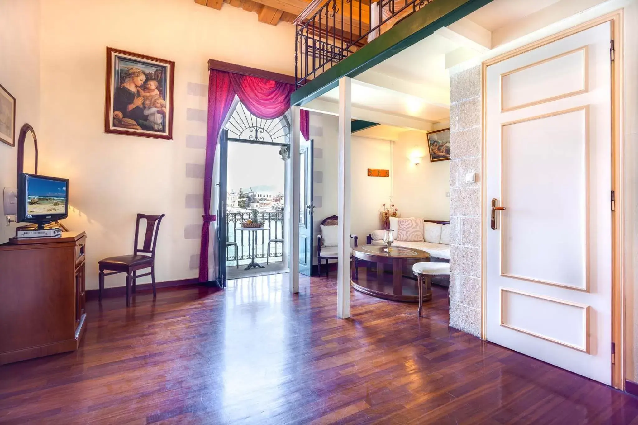 Photo of the whole room, Dining Area in Casa Leone Hotel