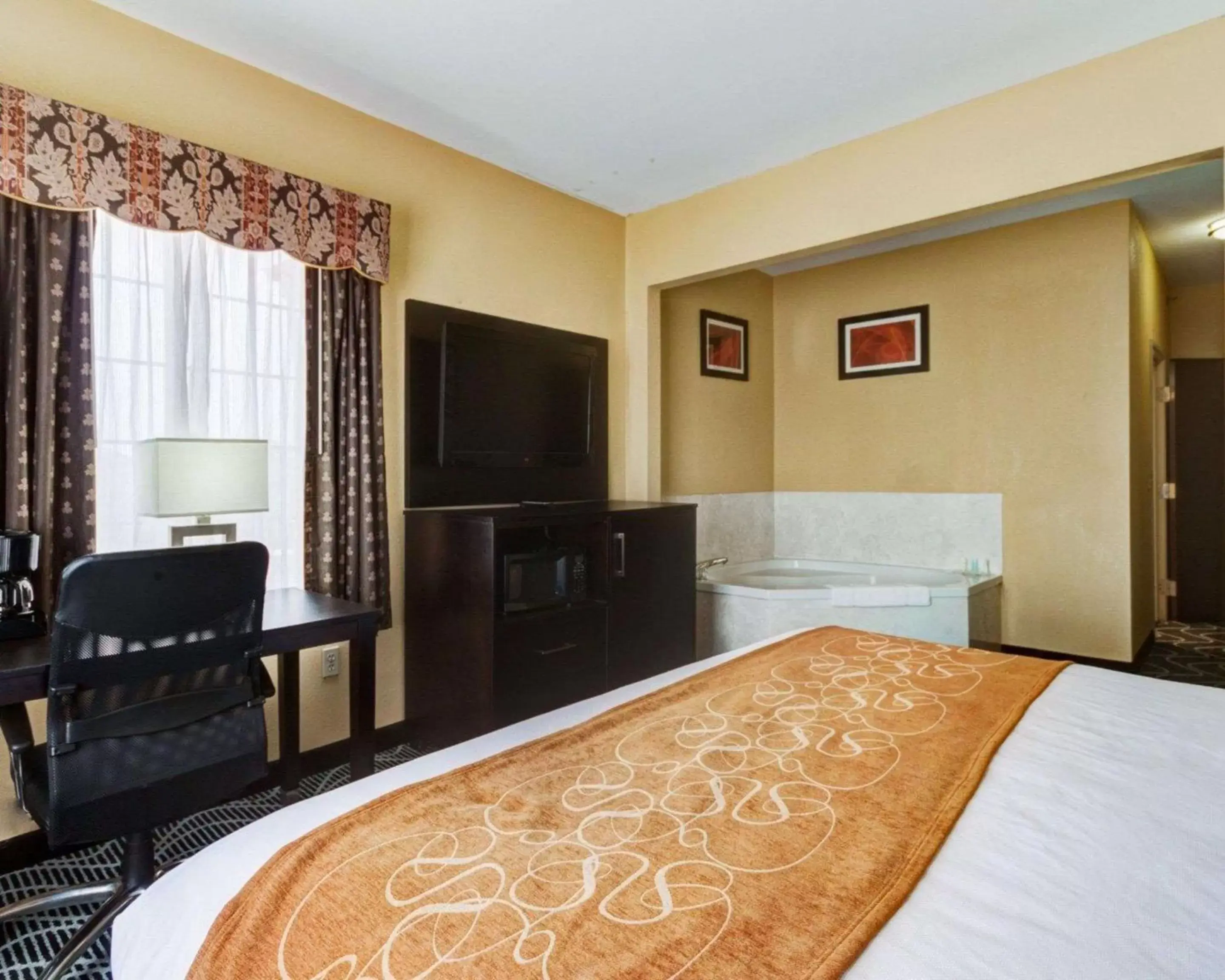 Photo of the whole room in Comfort Suites Lake Ray Hubbard Photo of the whole room in Comfort Suites Lake Ray Hubbard