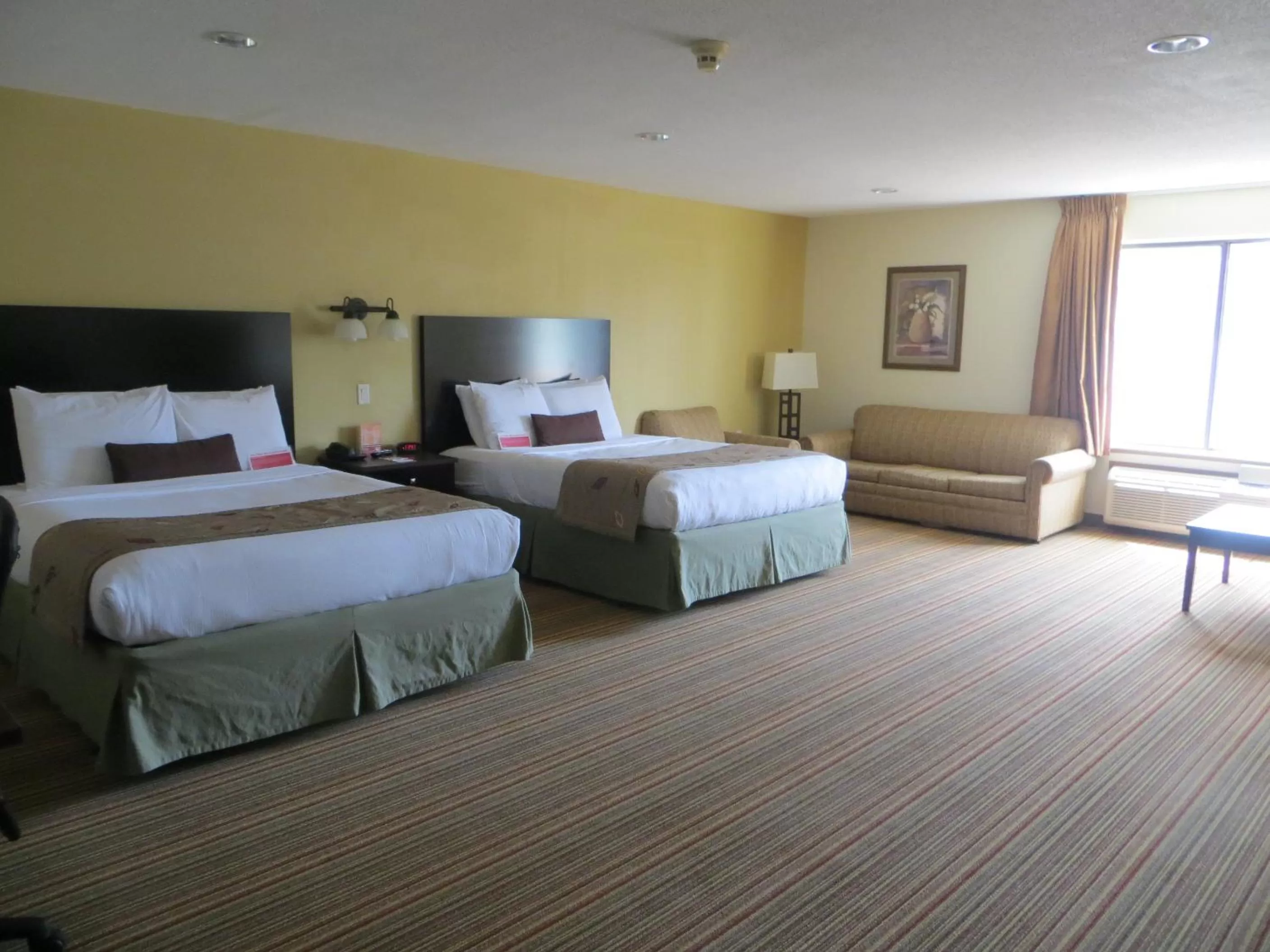 Bedroom, Bed in Ramada by Wyndham Wisconsin Dells I-90