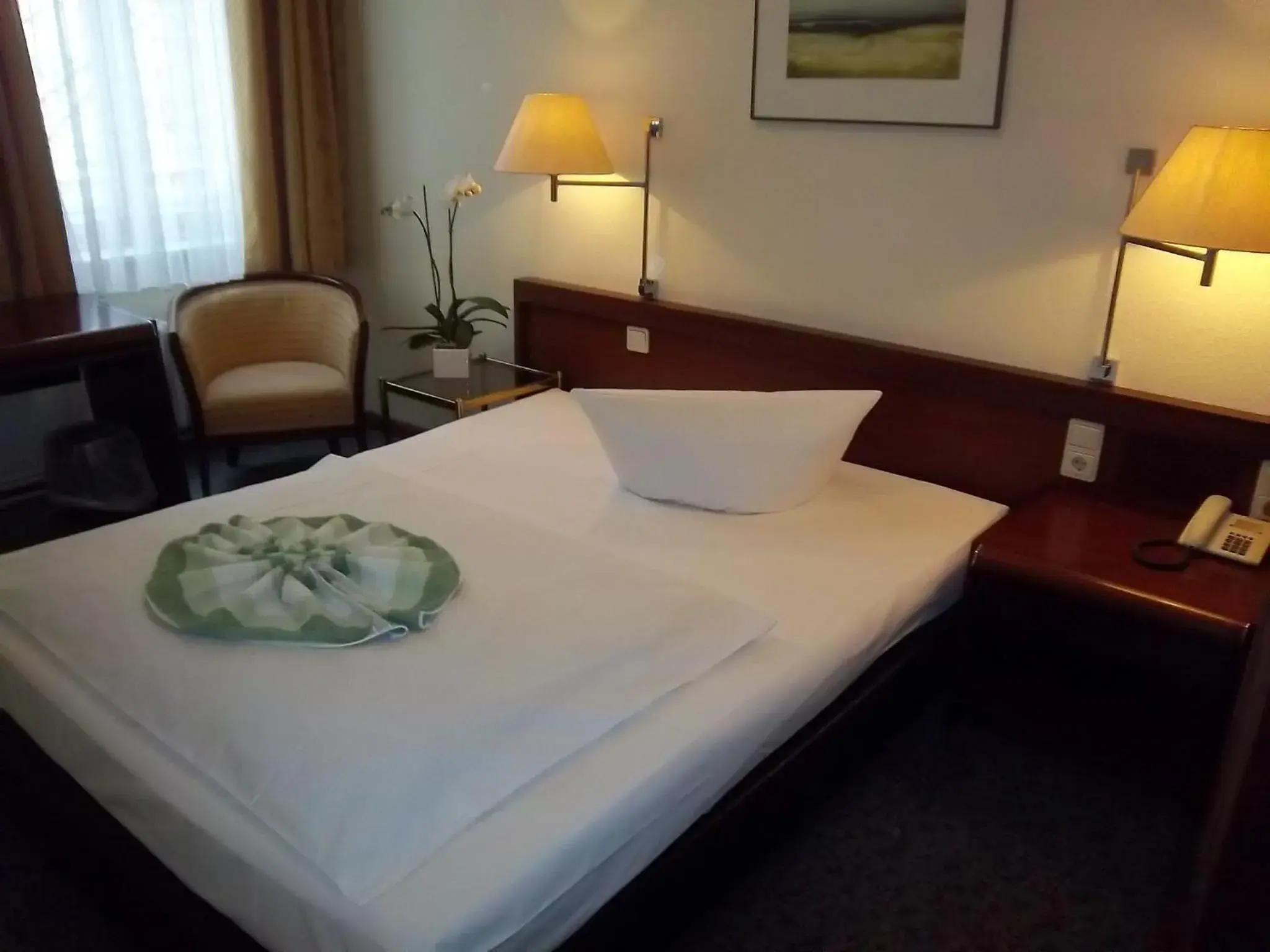 Photo of the whole room, Bed in Hotel Pension Xantener Eck