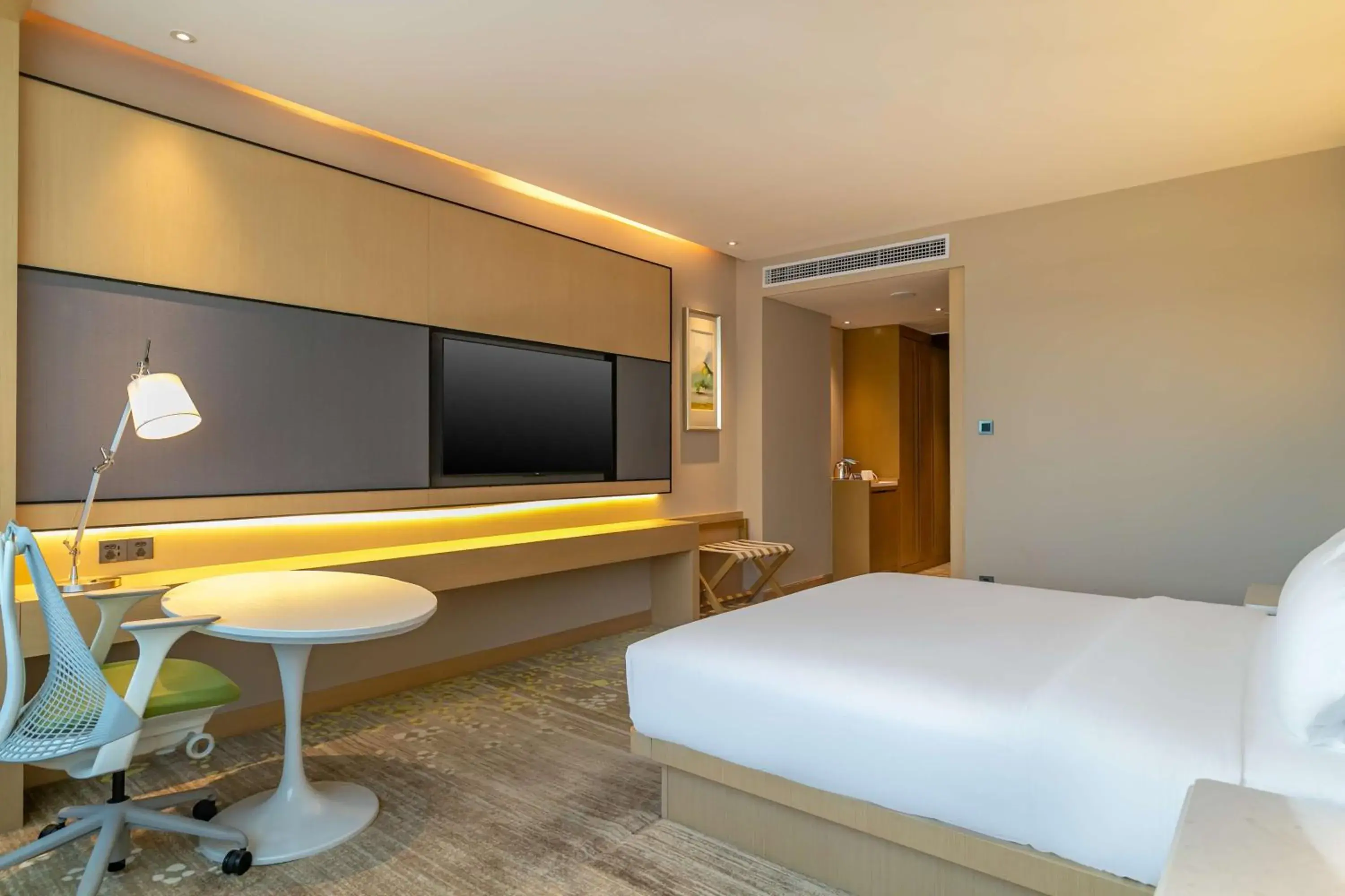 Bed, TV/Entertainment Center in Hilton Garden Inn Foshan