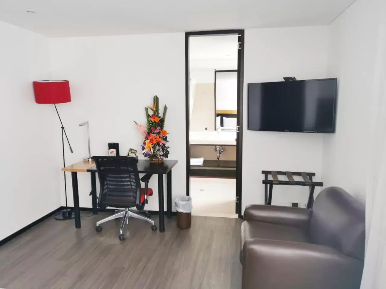 Seating area, TV/Entertainment Center in Hotel Madisson Inn Luxury By GEH Suites