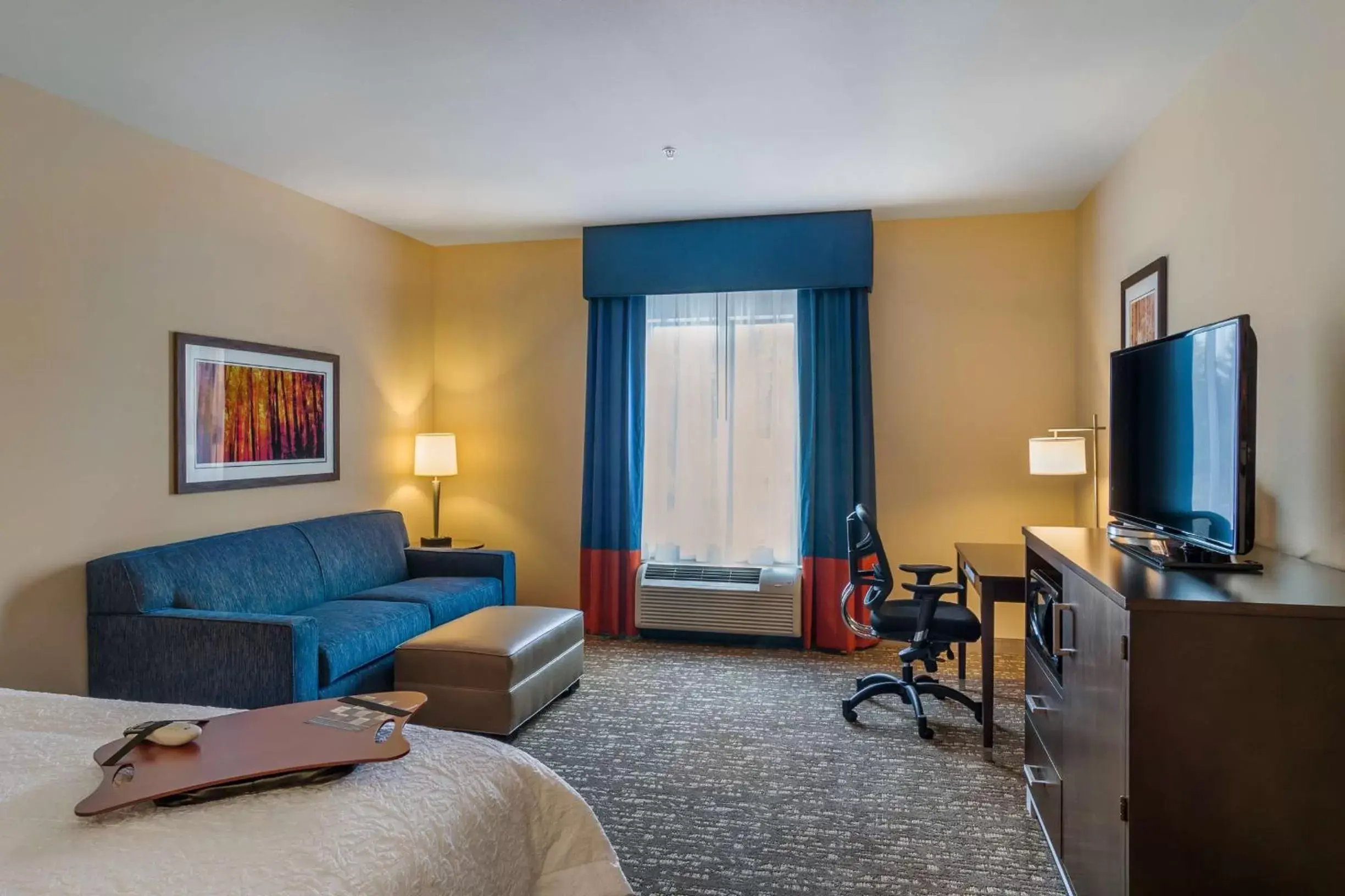 Bed, Seating Area in Hampton Inn & Suites Portland/Vancouver