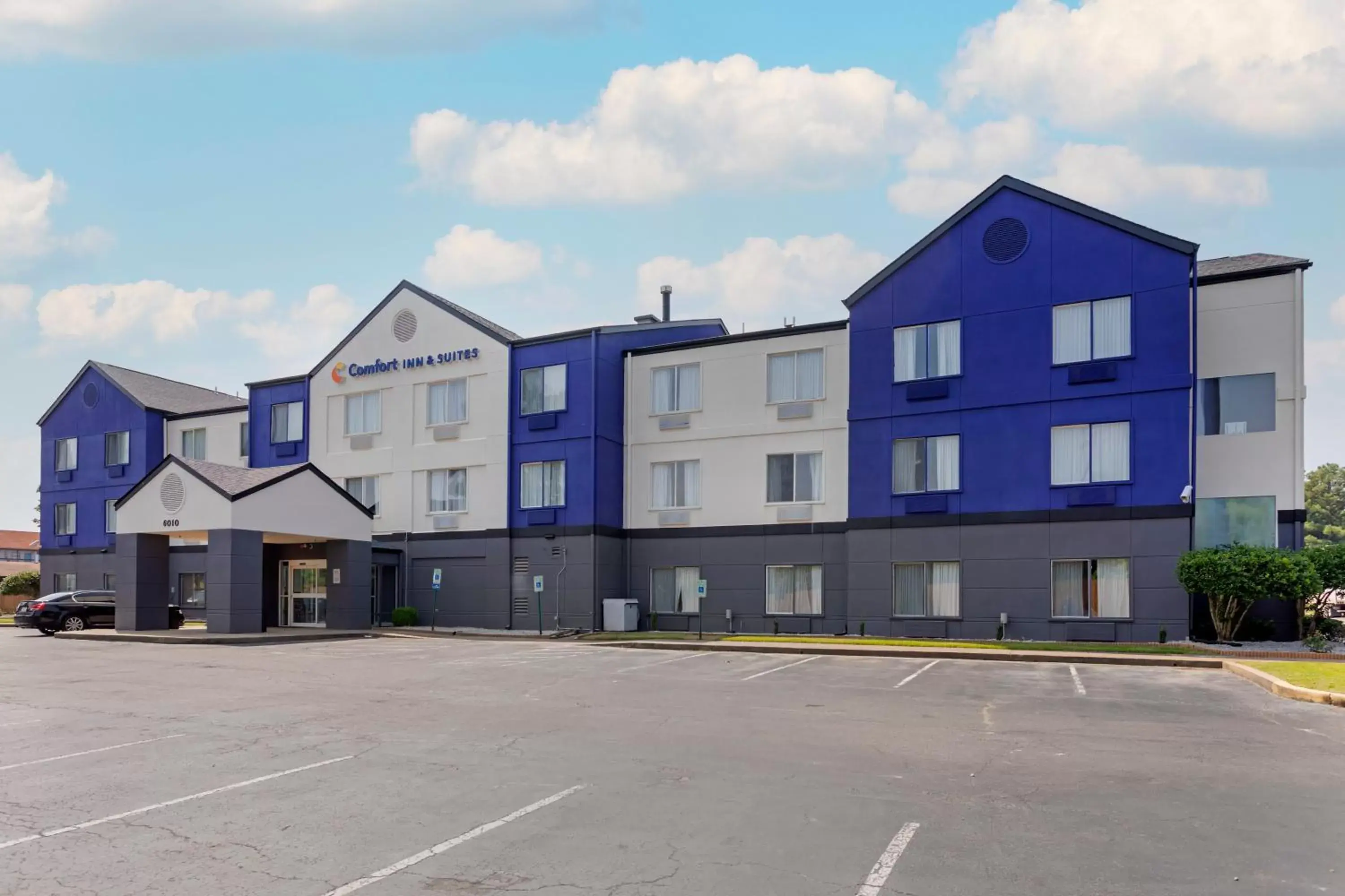 Property Building in Comfort Inn & Suites