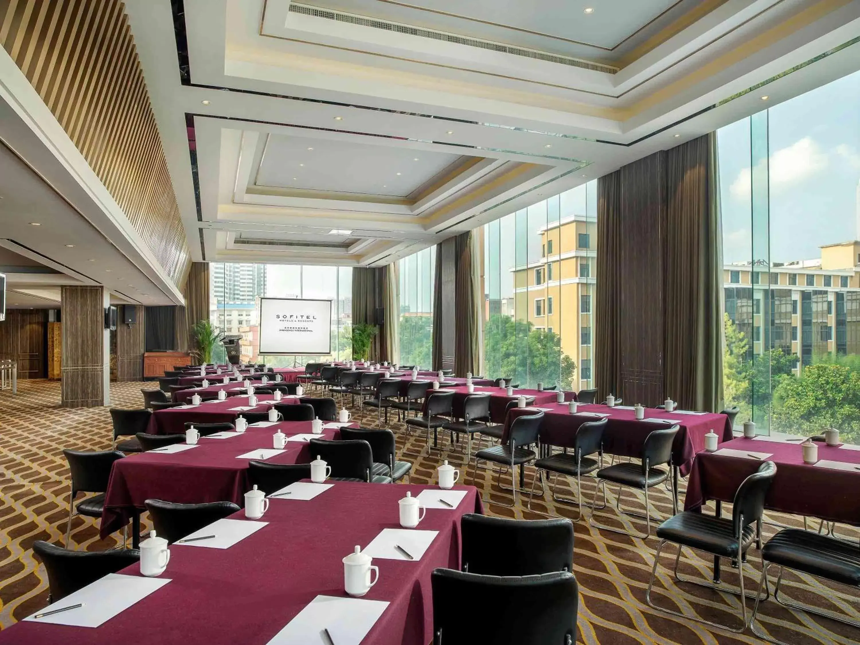 On site, Restaurant/Places to Eat in Sofitel Zhengzhou International