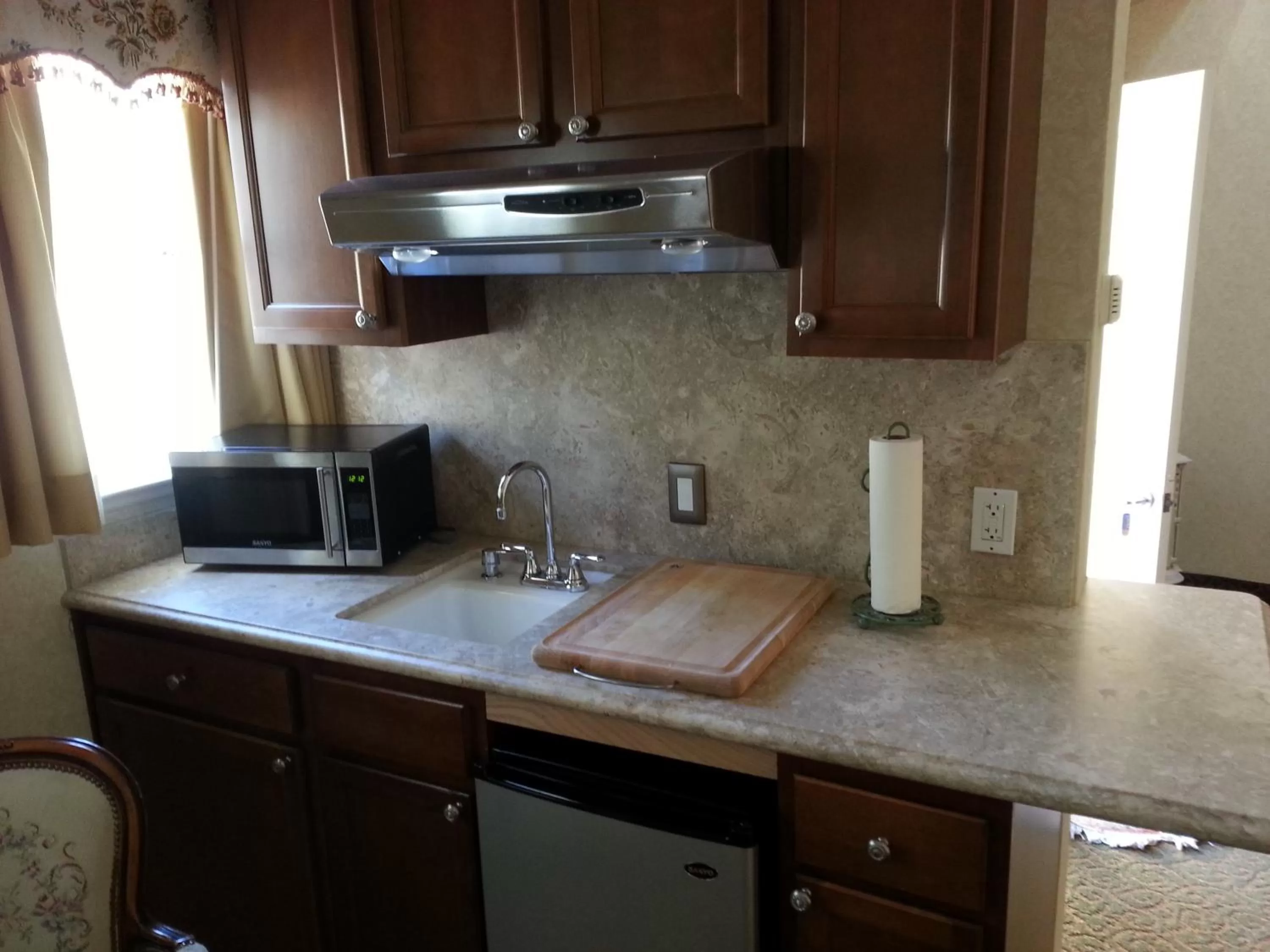 Kitchen or kitchenette in The Vendange Carmel Inn & Suites