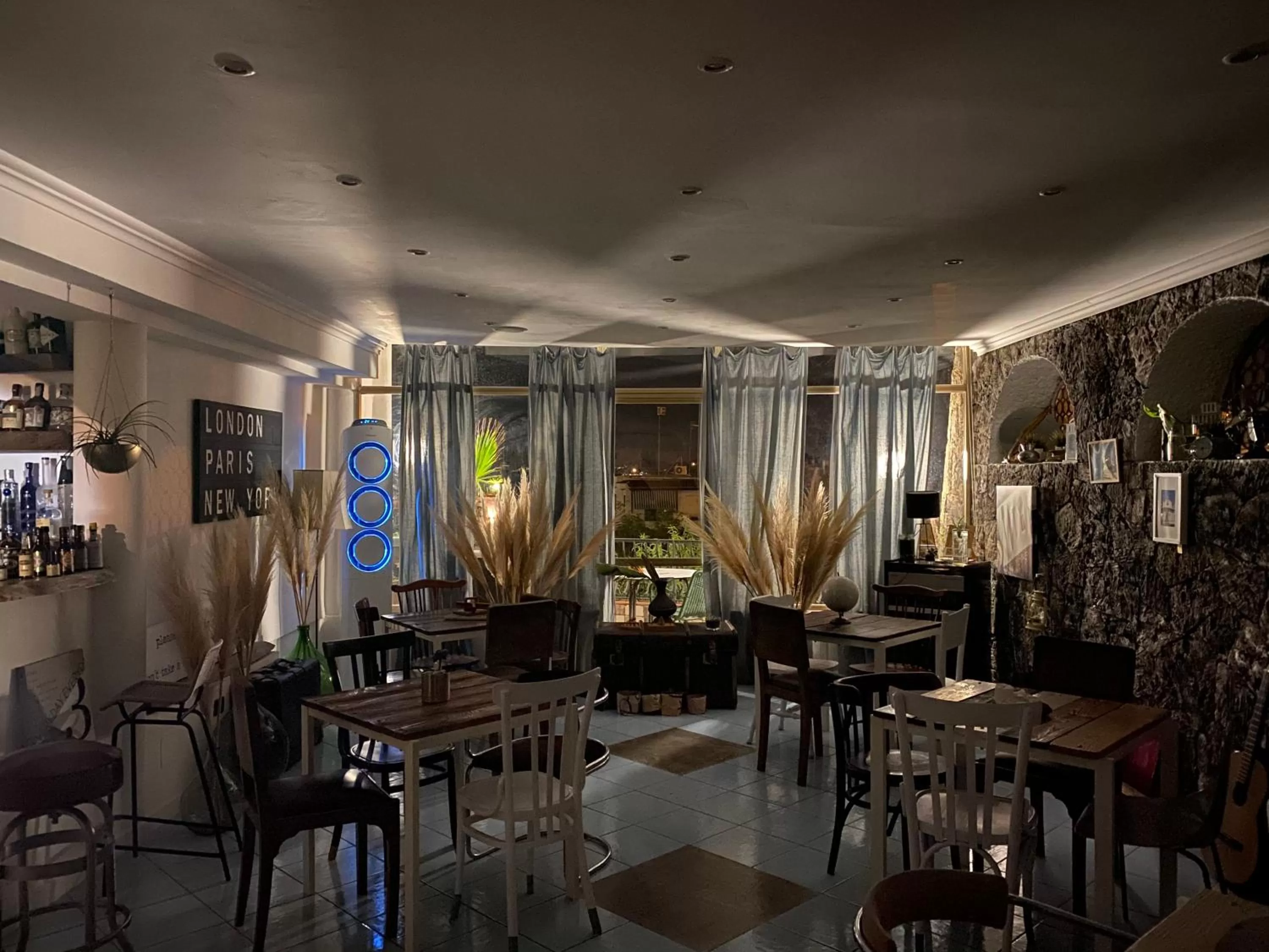 Restaurant/places to eat in Black Market Hotel