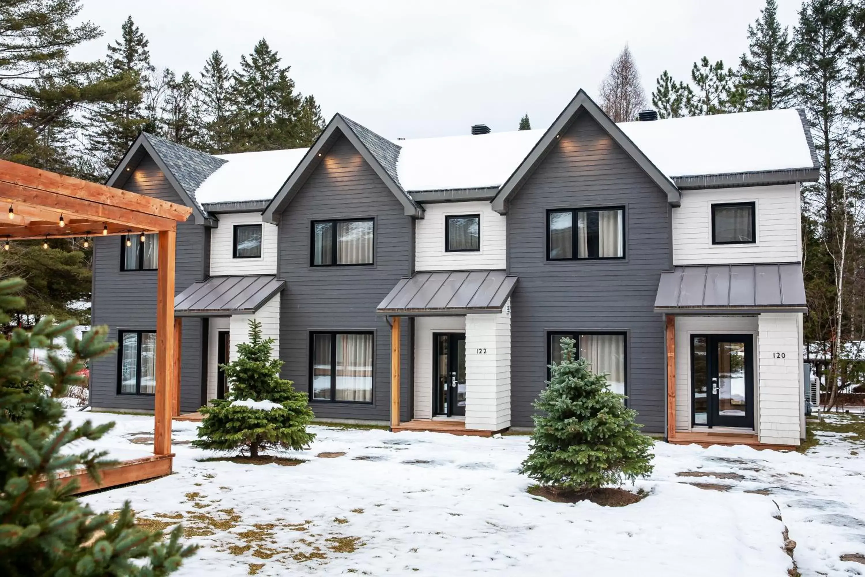 Facade/entrance, Winter in Condos Kamik Tremblant