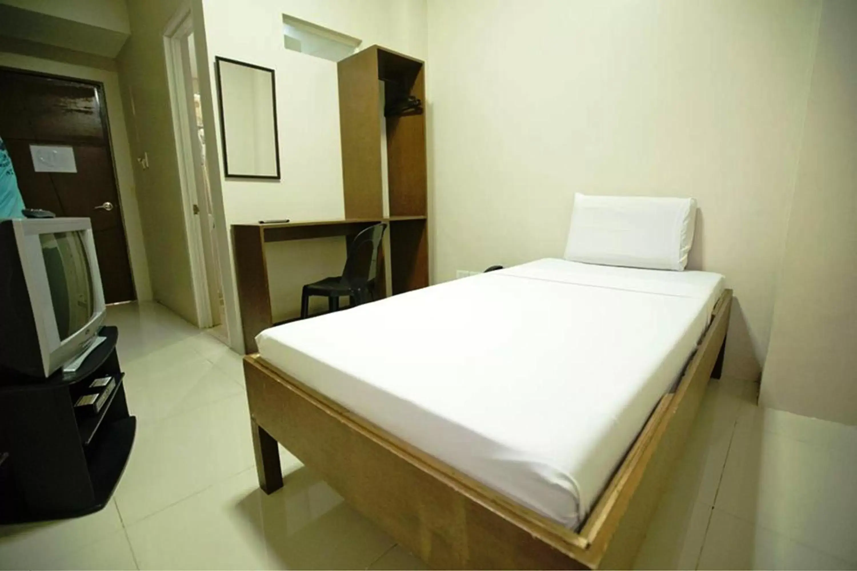 Photo of the whole room, Bed in Travelbee Business Inn
