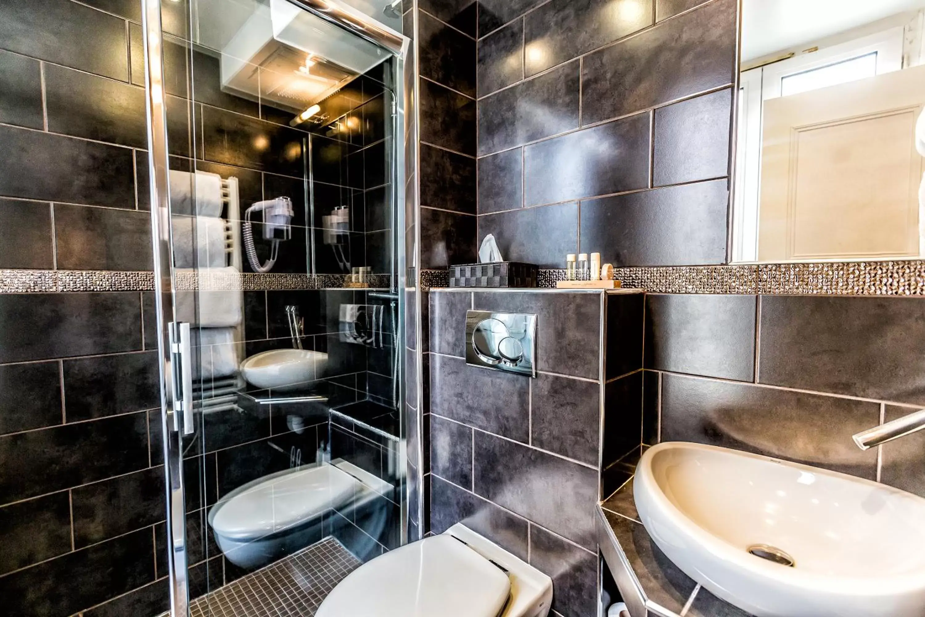Bathroom in Atelier Montparnasse Hotel