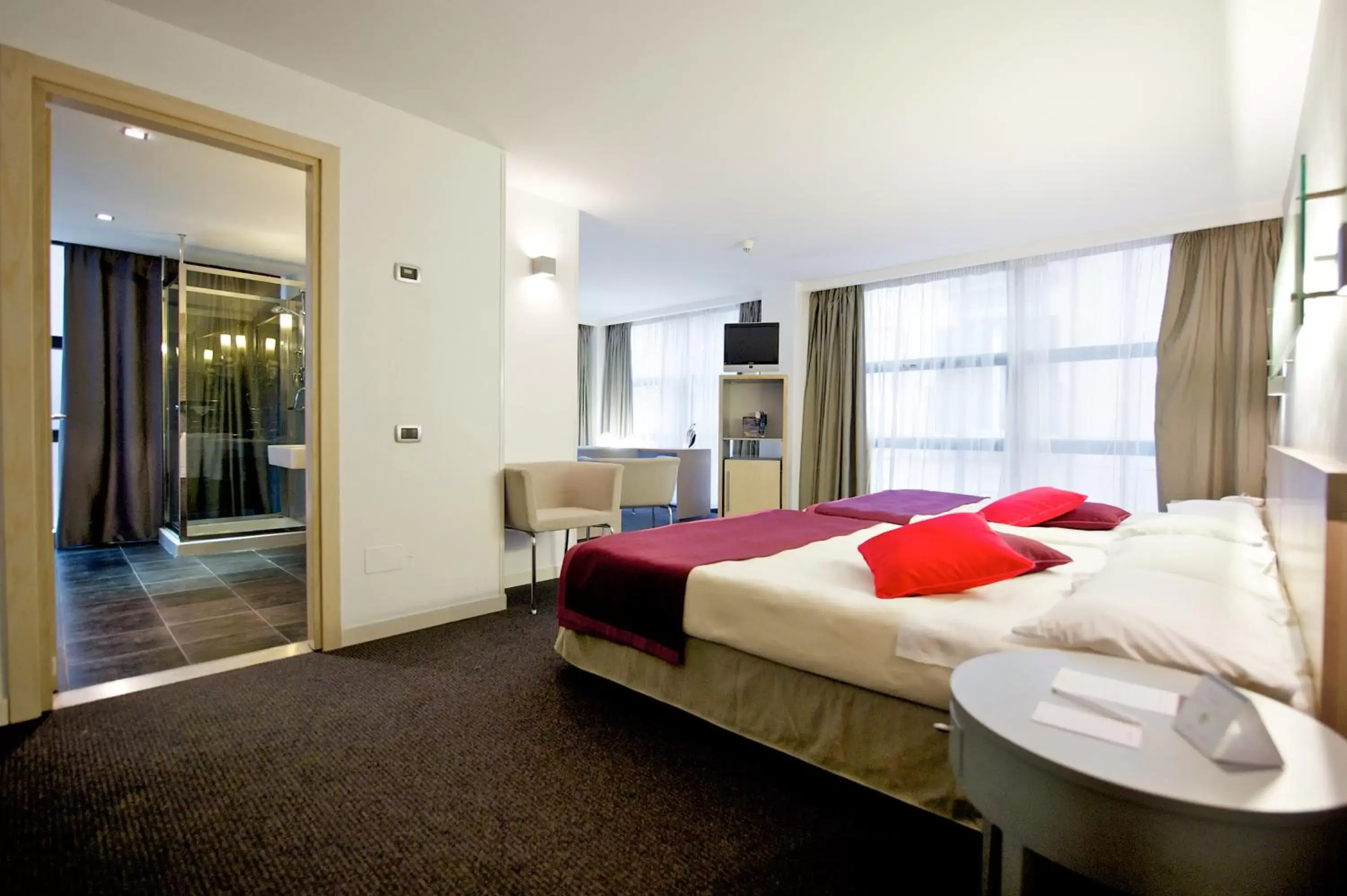 Superior Room with 1 Double Bed and 1 Single Bed in Mercure Palermo Centro