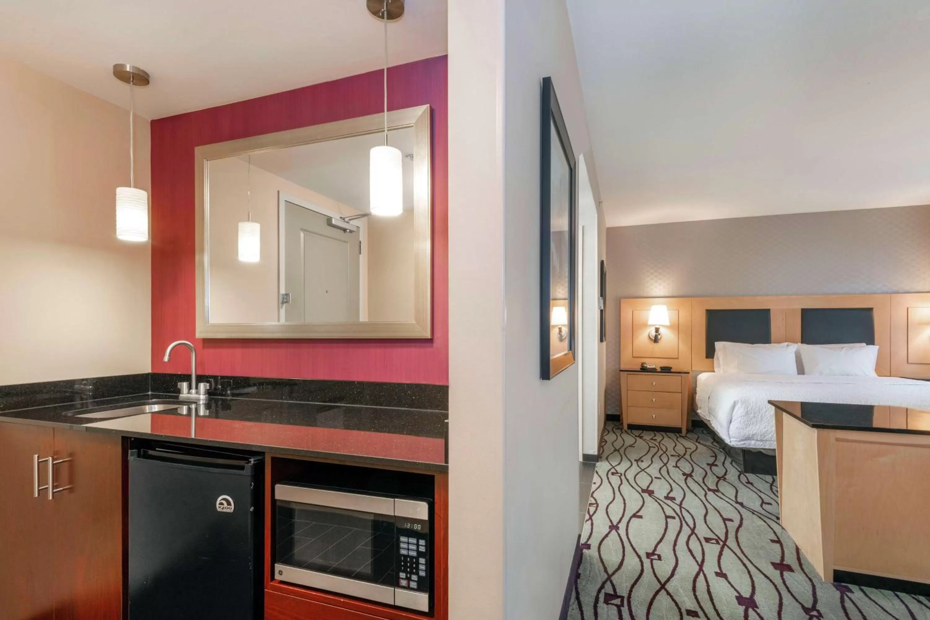 Kitchen or kitchenette, Bed in Hampton Inn & Suites Crabtree