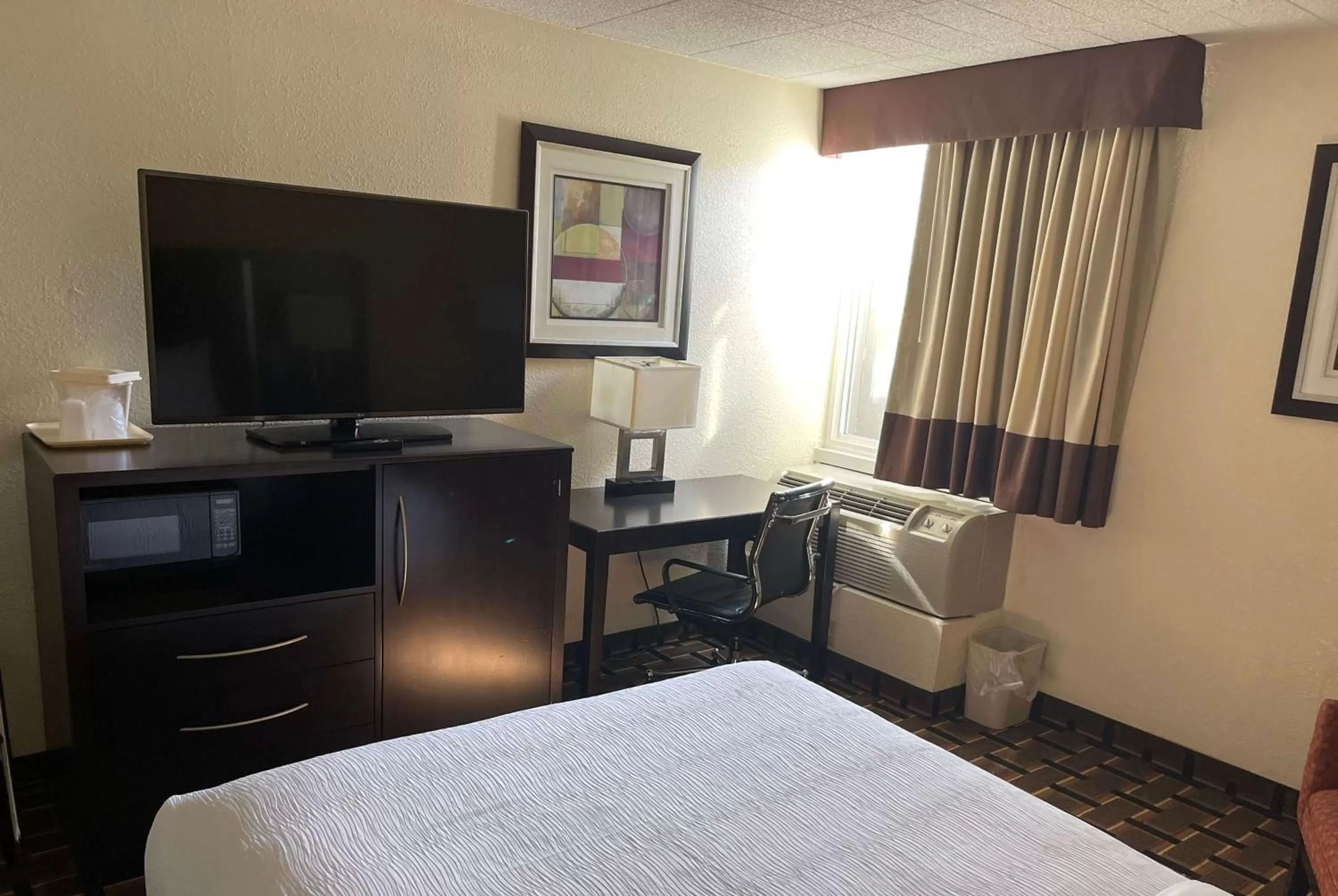 Photo of the whole room, Bed in Baymont by Wyndham Scranton Dunmore