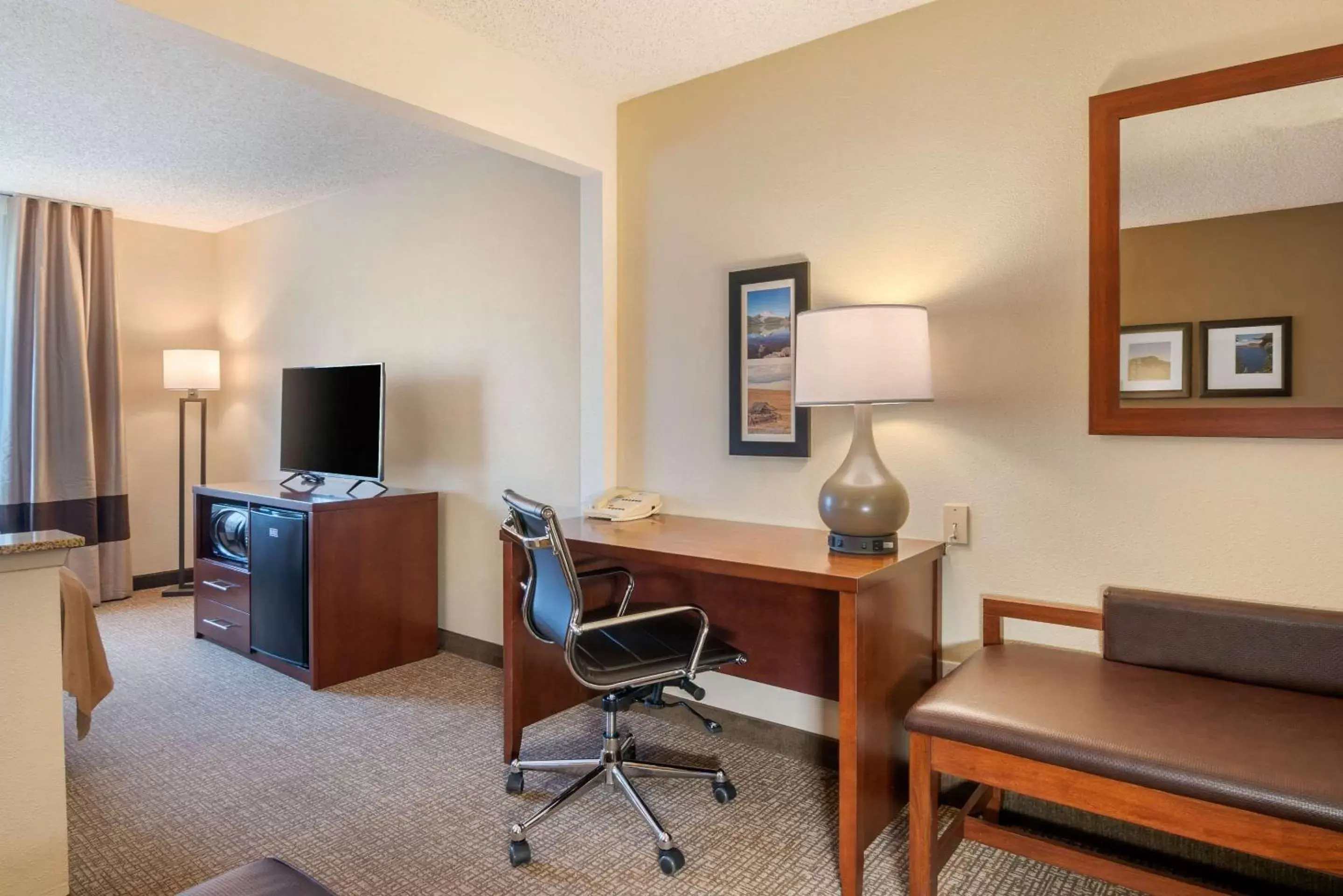 Photo of the whole room, TV/Entertainment Center in Comfort Inn Medford North