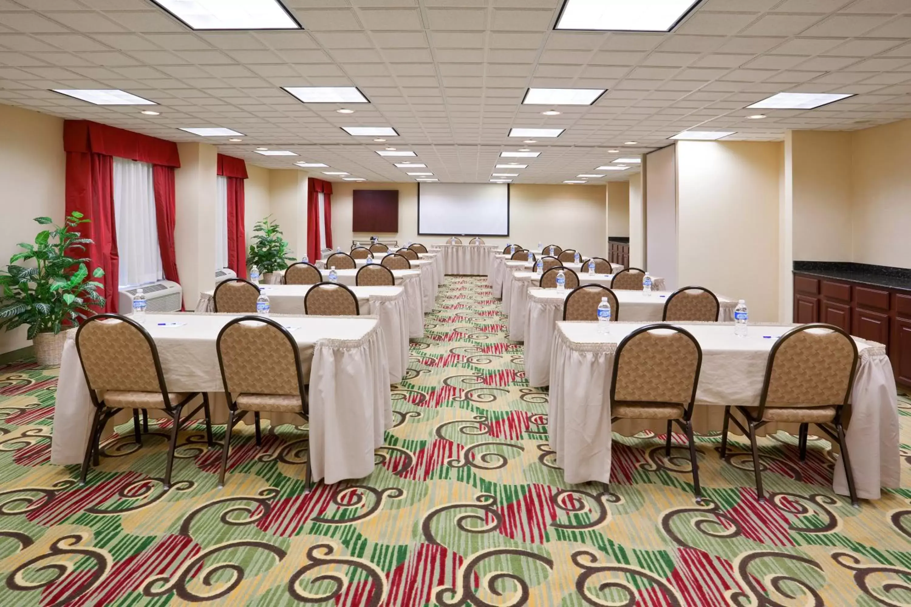 Meeting/conference room in Holiday Inn Express Hotel & Suites Cleveland-Streetsboro, an IHG Hotel