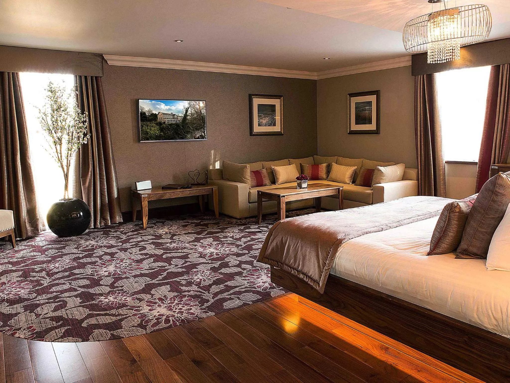 Photo of the whole room, Bed in Busby Hotel